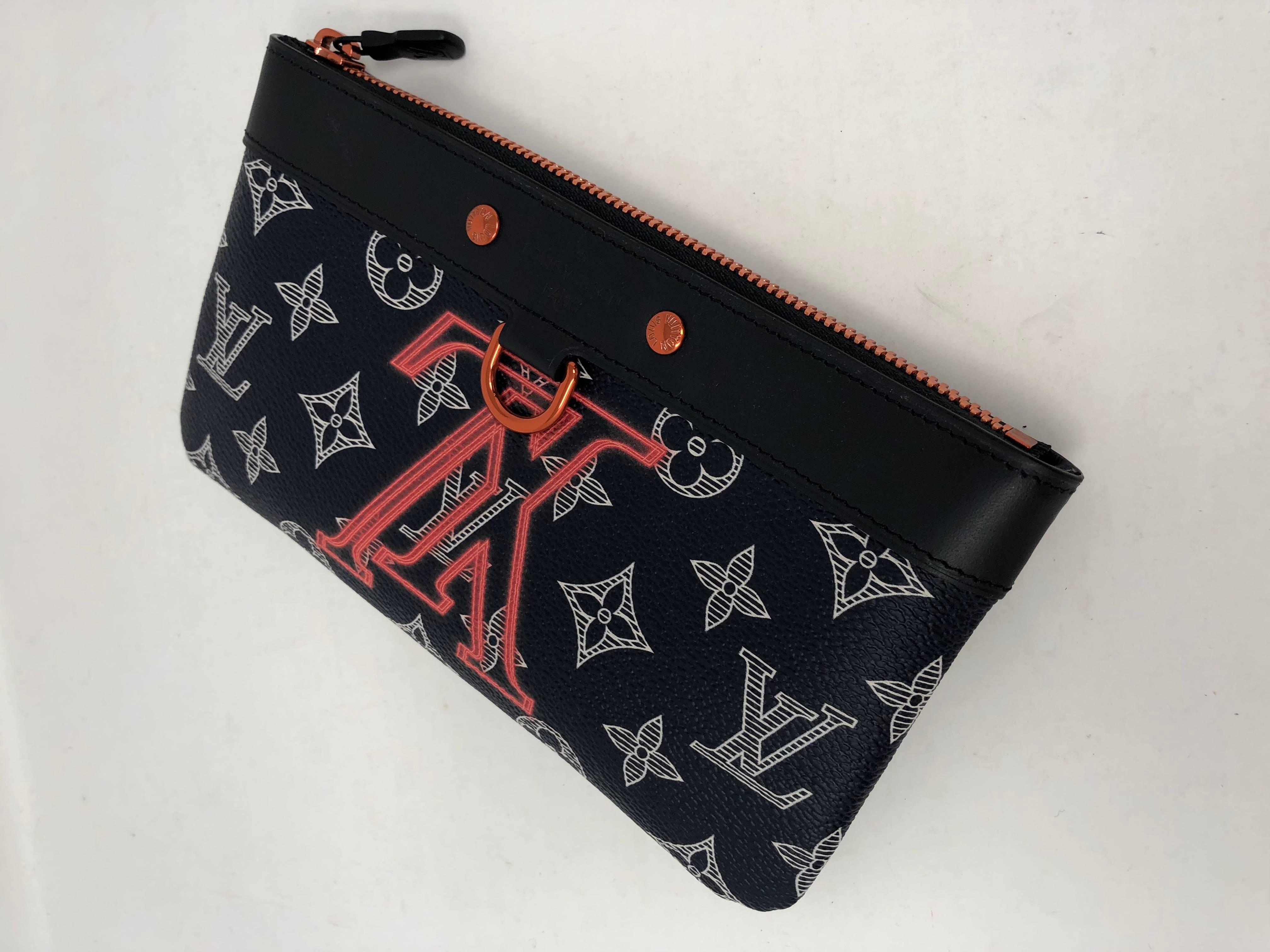 Pochette Louis Vuitton Apollo PM de lona al revés. Agotado y limitado. Nuevo a estrenar viene con funda guardapolvo y caja. Autenticidad garantizada. 