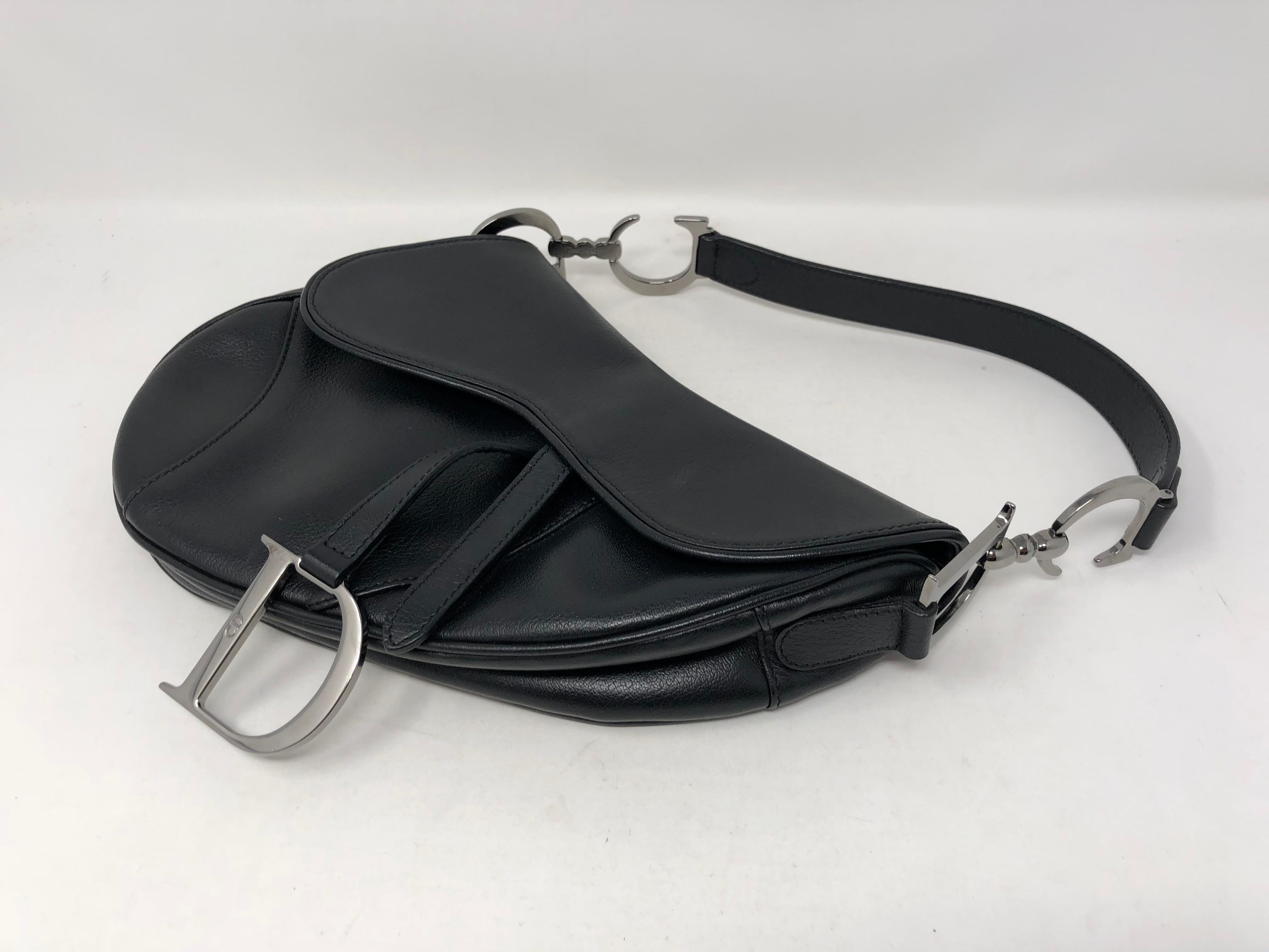 how to wear a saddle bag