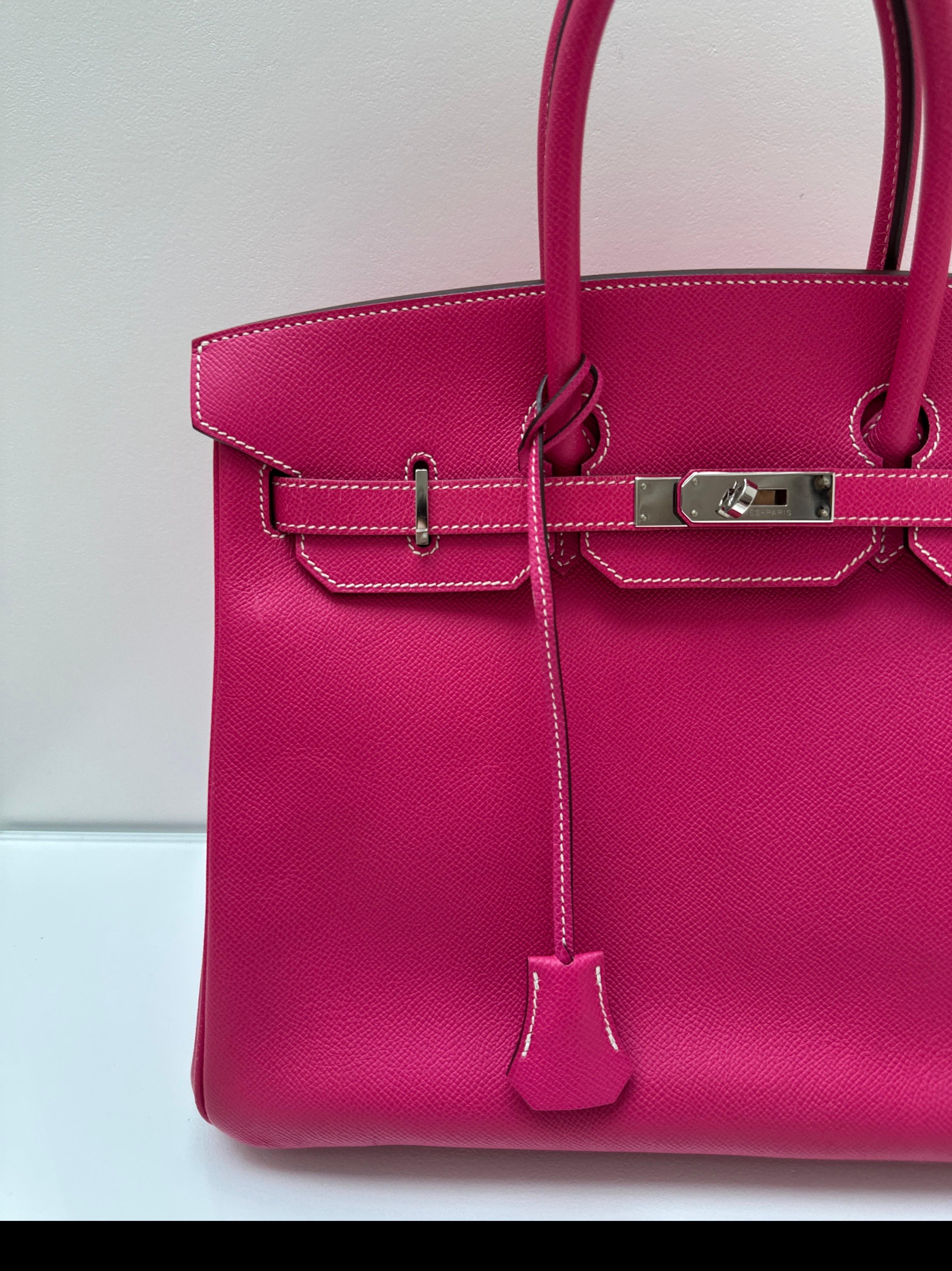 Bolso Hermes Rosa Tyrien Birkin 35. Color rosa intenso con herrajes paladio. Colección de caramelos. Tiene cuero interior rojo rouge. Cuero de Epsom. Interior limpio. Muy buen estado. Incluye clochette y llaves, pero no cerradura. Autenticidad