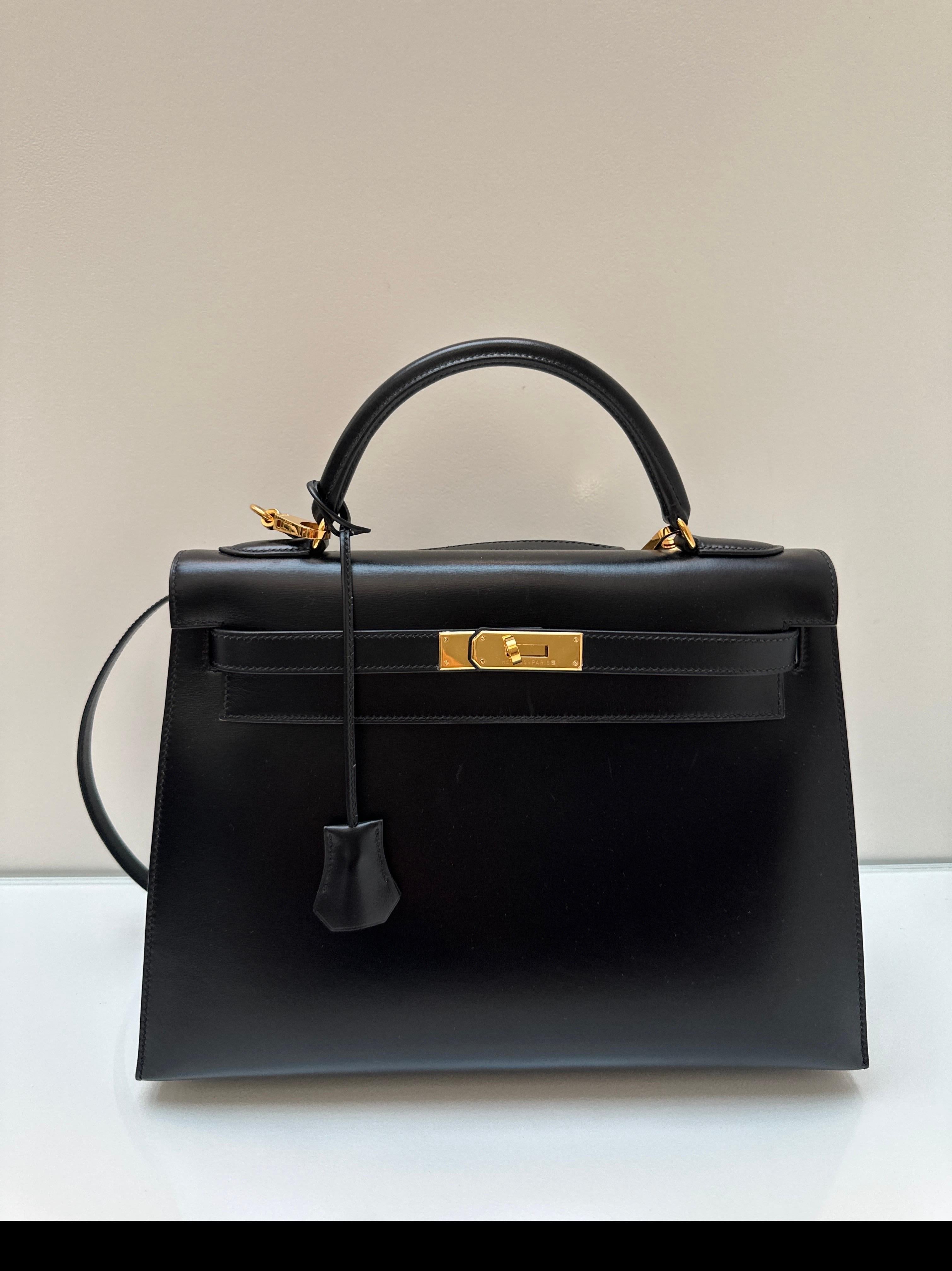 Hermes Black Box Kelly 32 Tasche. Schöne schwarze Kelly-Tasche im Vintage-Stil mit goldenen Beschlägen. Box Glattleder ist so stilvoll. Ausgezeichneter Zustand für Vintage. Die goldene Hardware sieht neu aus. Innen sauber. Inklusive Clochette,