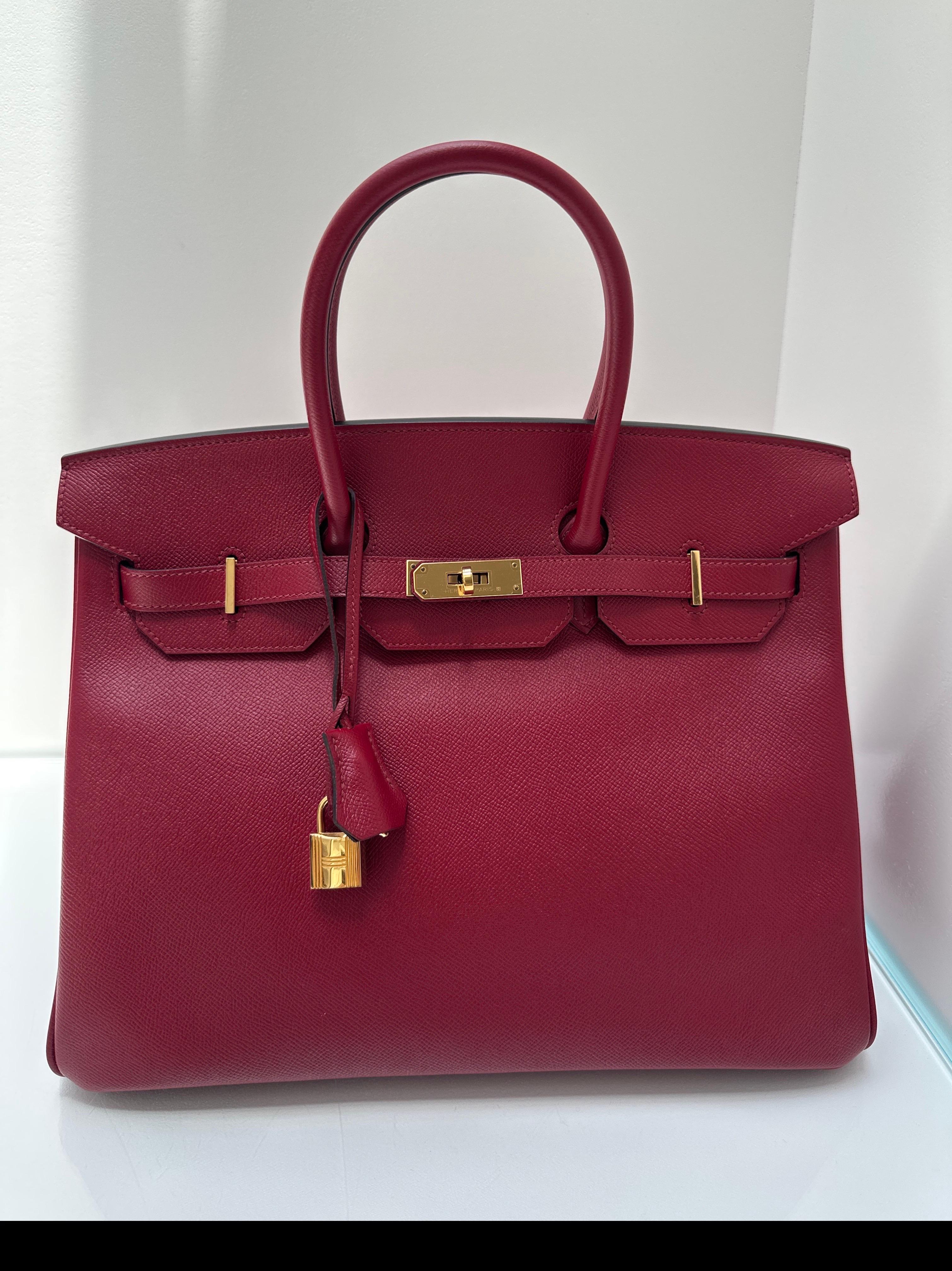 Sac Hermes Rouge Grenat Birkin 35. Magnifique Birkin rouge bourgogne avec des ferrures dorées. Excellent état. Intérieur propre. Comprend une clochette, un cadenas, des clés et un sac à poussière. Authenticité garantie. Le sac est plus récent et ne