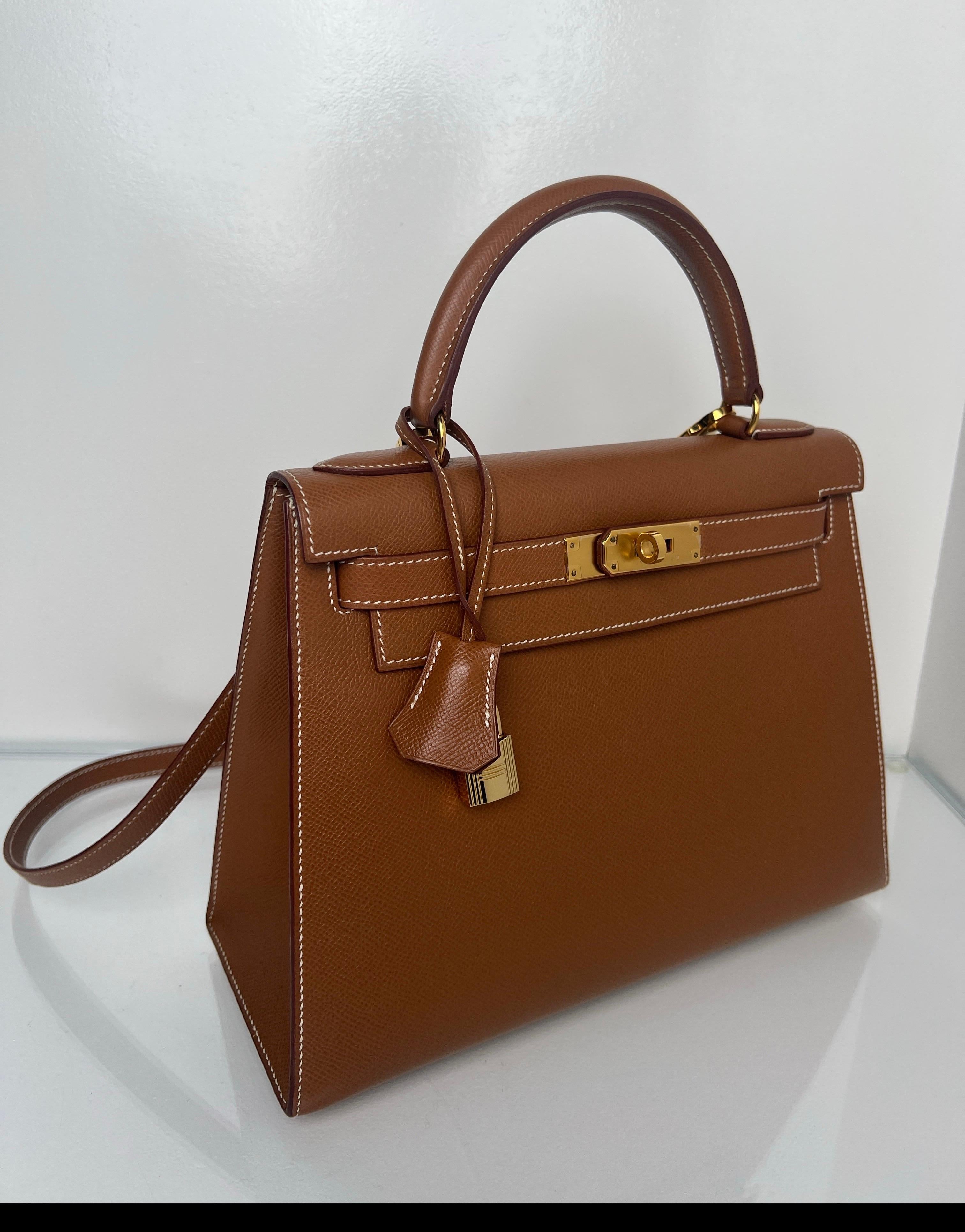 Marron Sac Kelly 28 en or de Hermes en vente