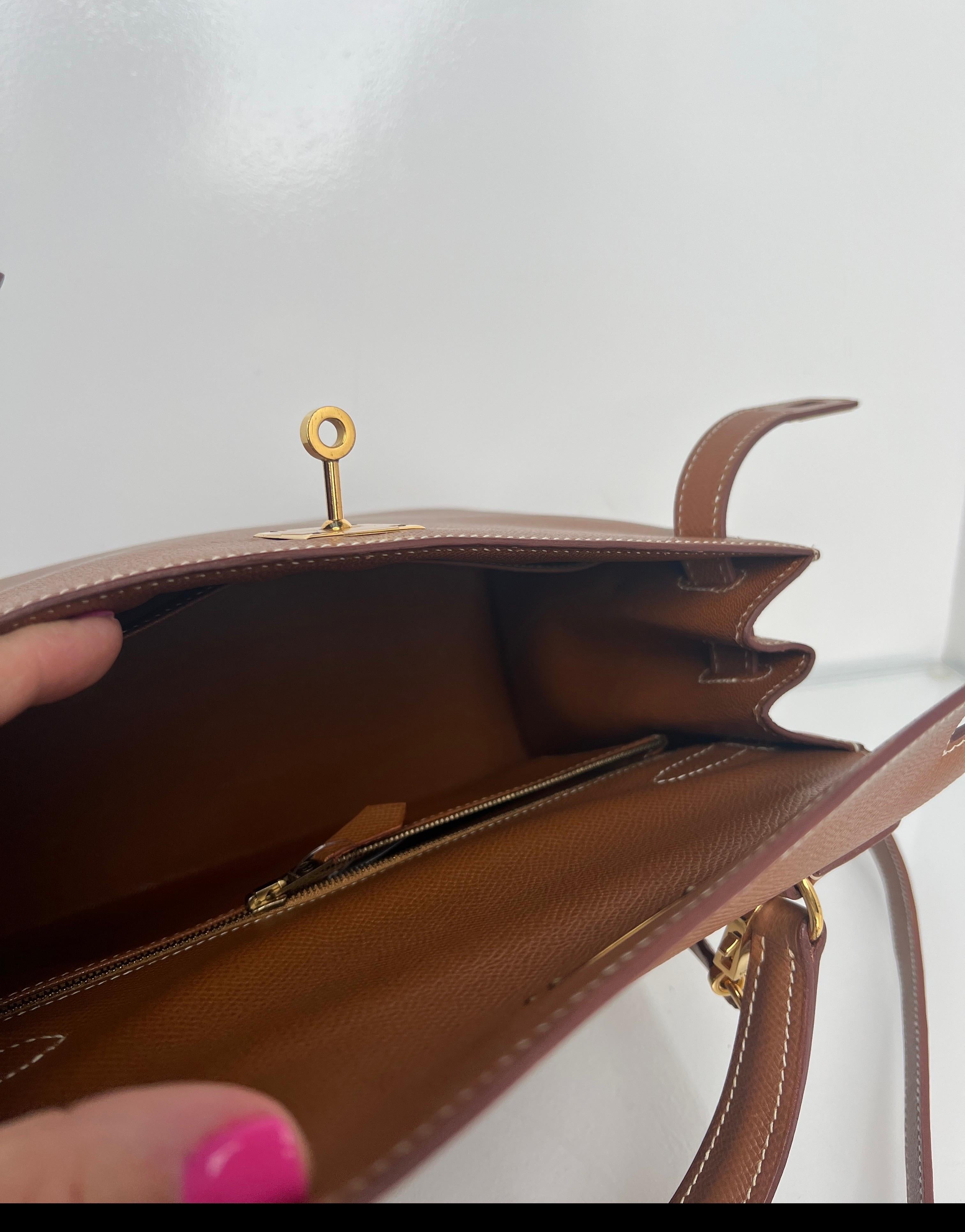 Sac Kelly 28 en or de Hermes en vente 12