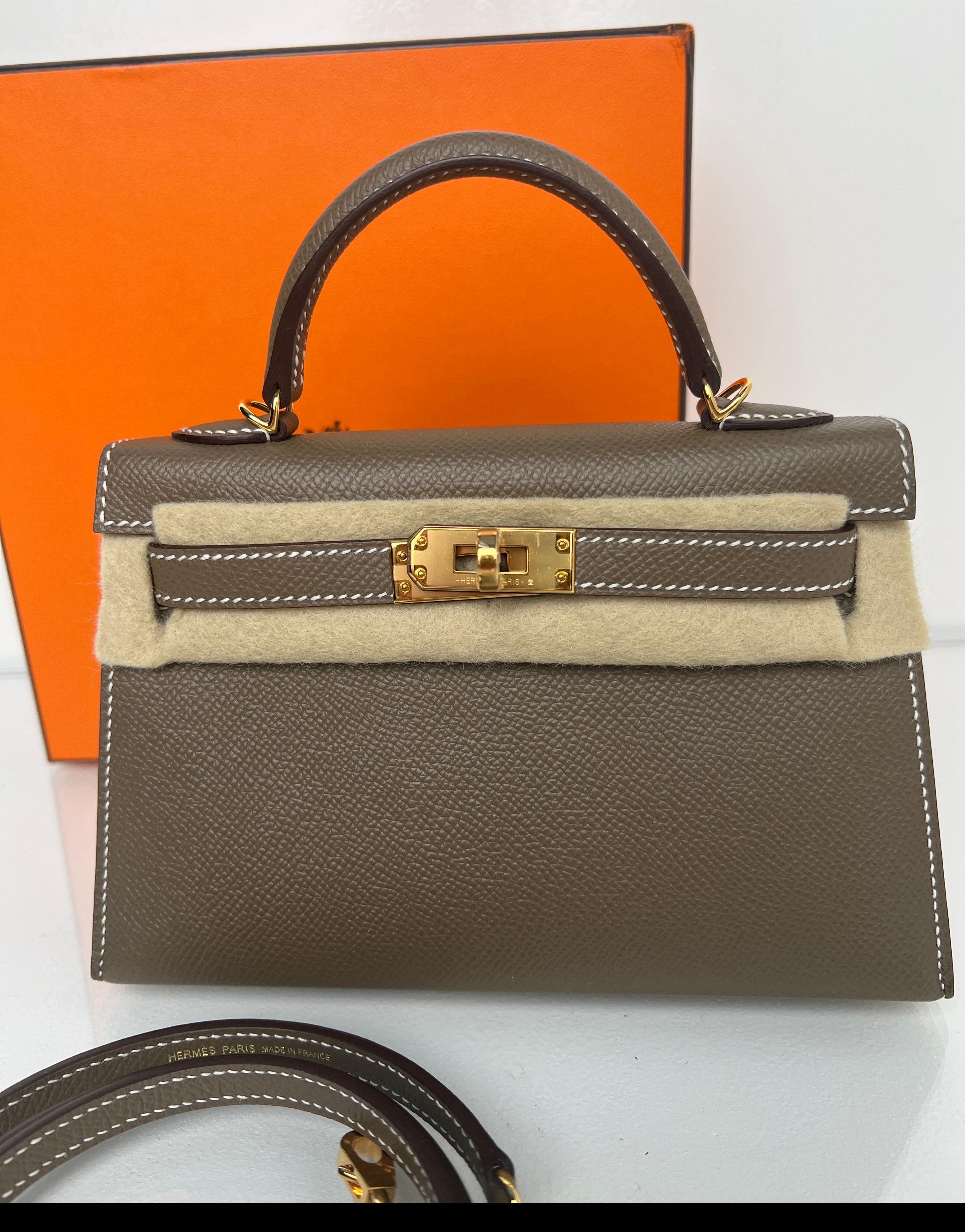 Sac Kelly Hermes Etoupe Mini. Rare et très difficile à obtenir, ce sac Kelly de taille mini. La couleur la plus recherchée de l'étoupe. Magnifique couleur grise avec quincaillerie dorée. Excellent état comme neuf. Jamais utilisé. Le plastique est