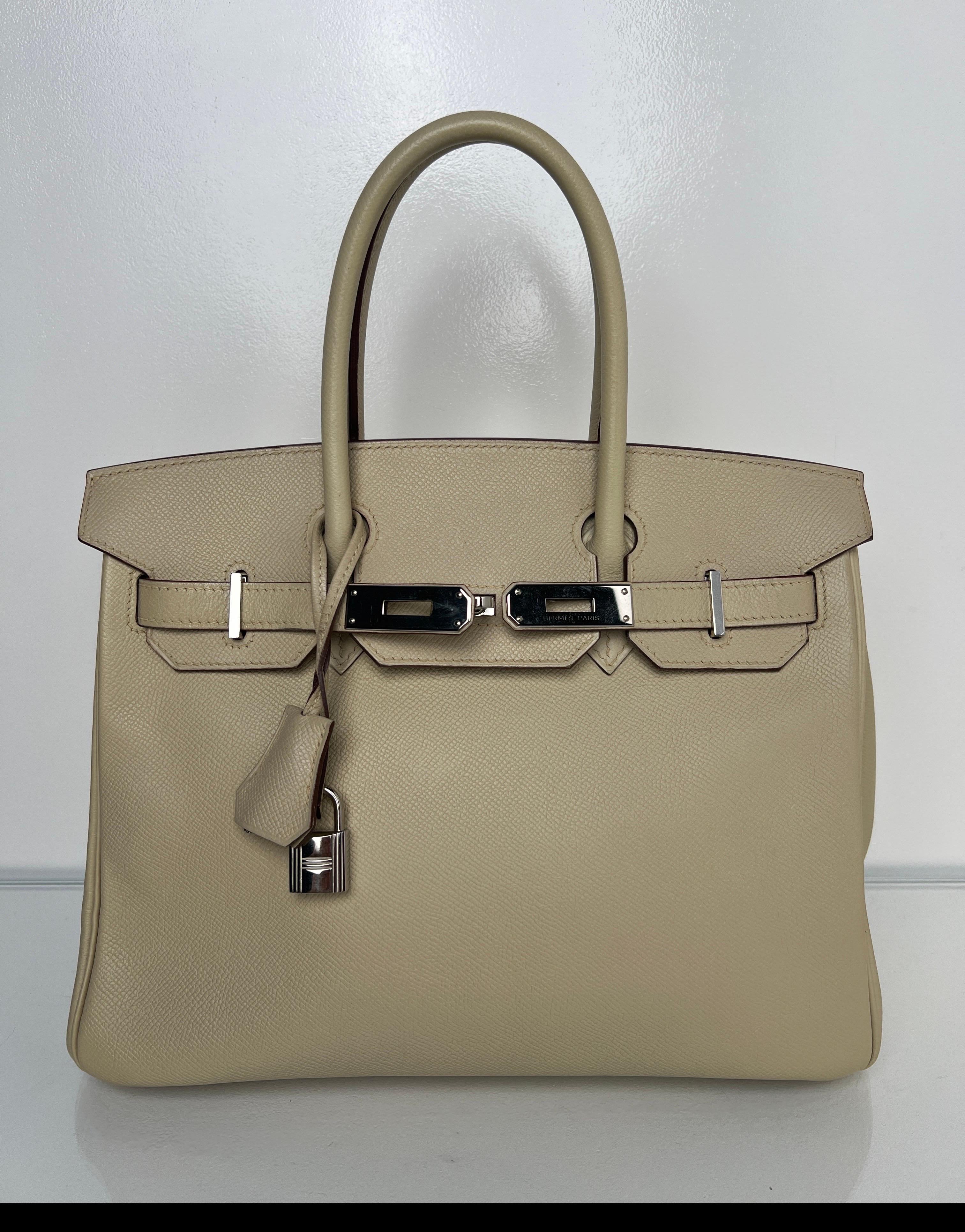 Sac Hermes Parchemin Birkin 30. Couleur et taille 30 les plus recherchées. Quincaillerie en argent palladium. Cuir d'Epsom. La couleur beige clair semble être de la crème. Intérieur propre. Excellent état. Comprend une clochette, un cadenas, des