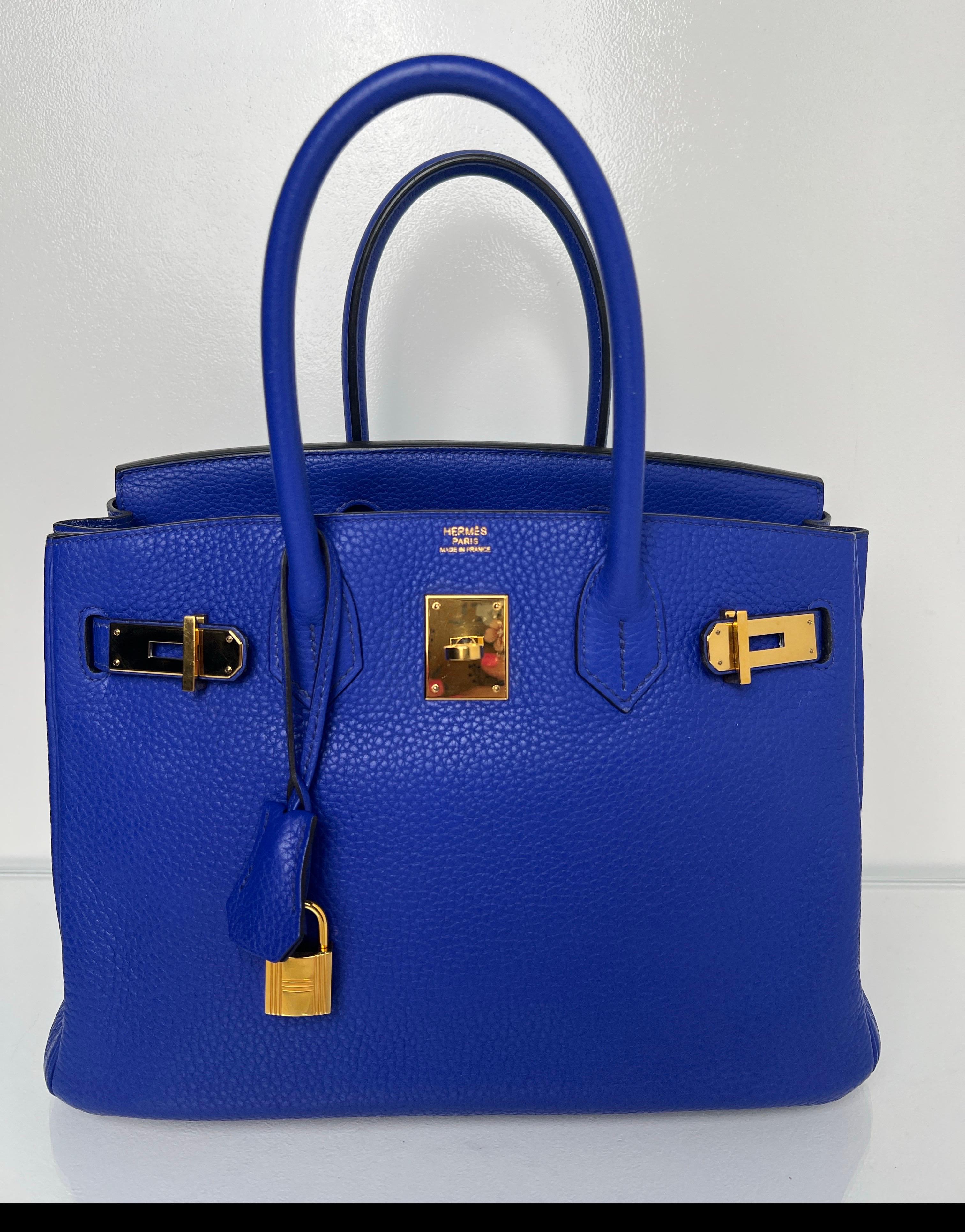 Sac Hermes Birkin 30 bleu électrique. Couleur bleue vibrante avec quincaillerie dorée. Excellent état. Cuir de Clémence. Légère usure sur les coins seulement. Veuillez regarder toutes les photos. Intérieur propre. Comprend une clochette, un cadenas,