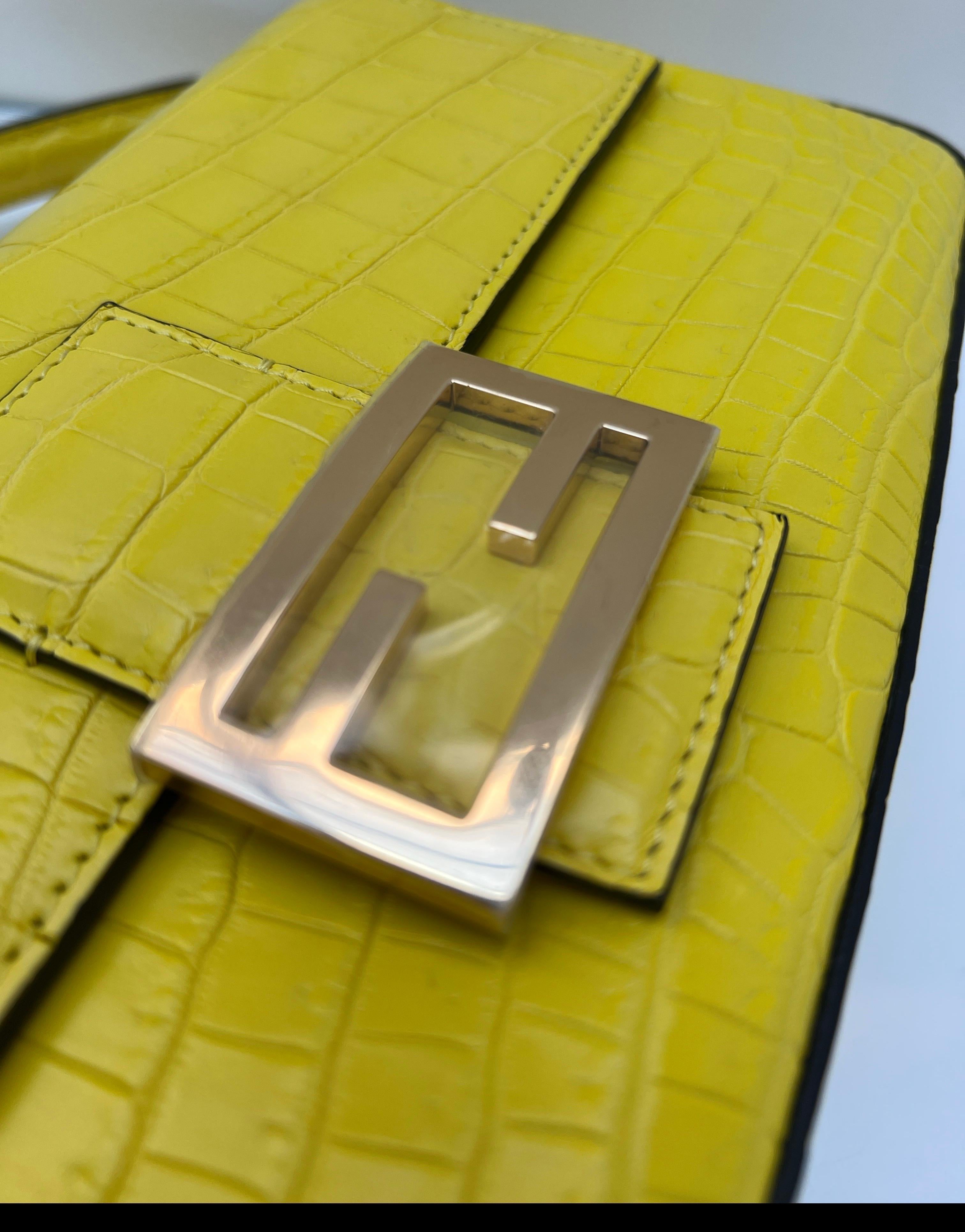 Fendi Chartreuse Exotic Baguette Hardware Oro in vendita 3