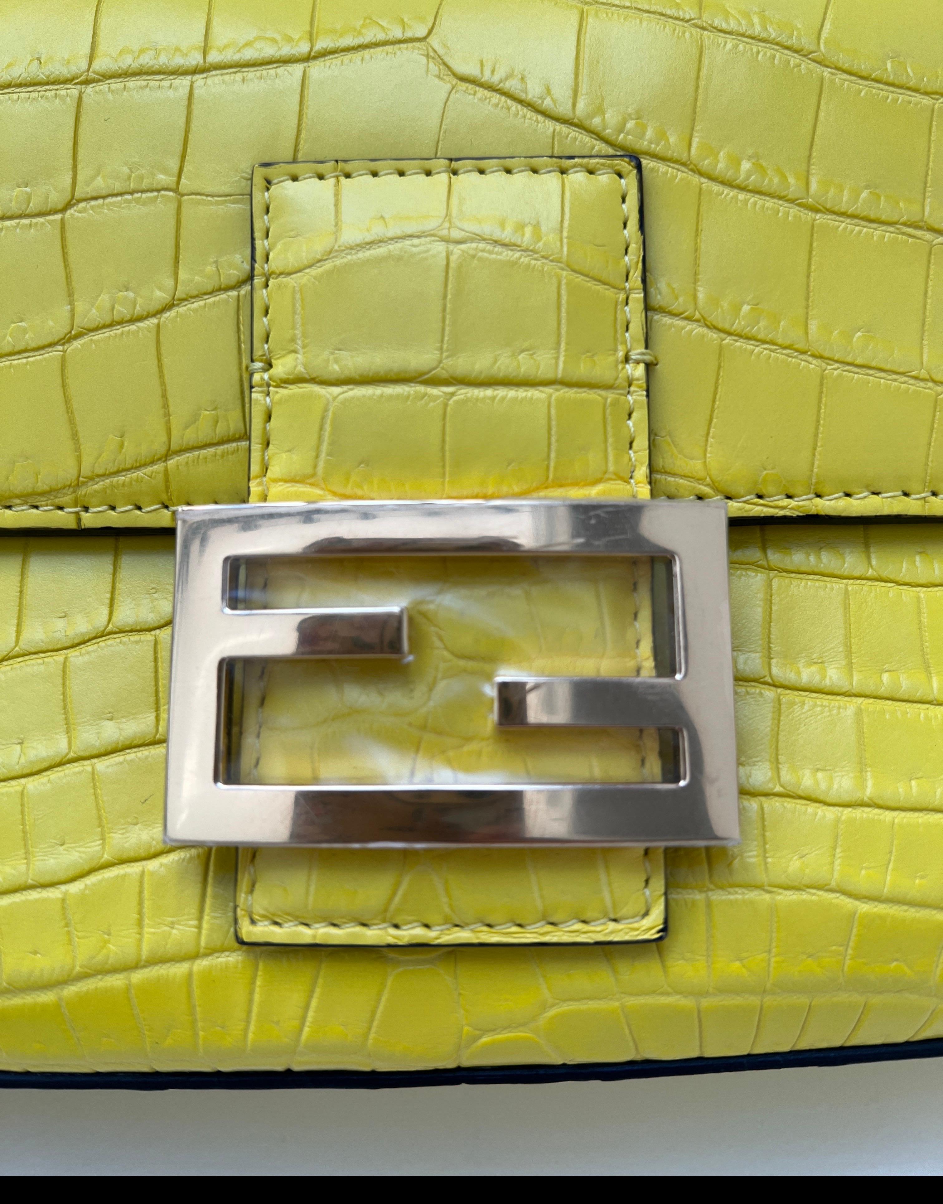 Fendi Chartreuse Exotic Baguette Hardware Oro in vendita 5
