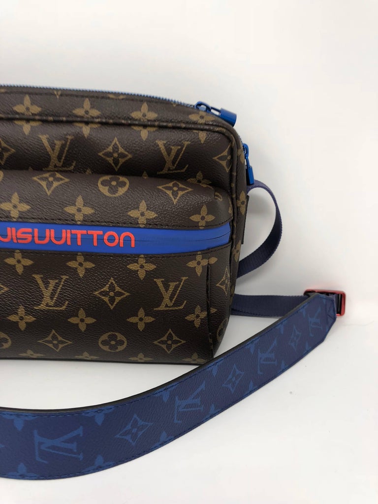 Outdoor leather satchel Louis Vuitton Navy in Leather - 32147158