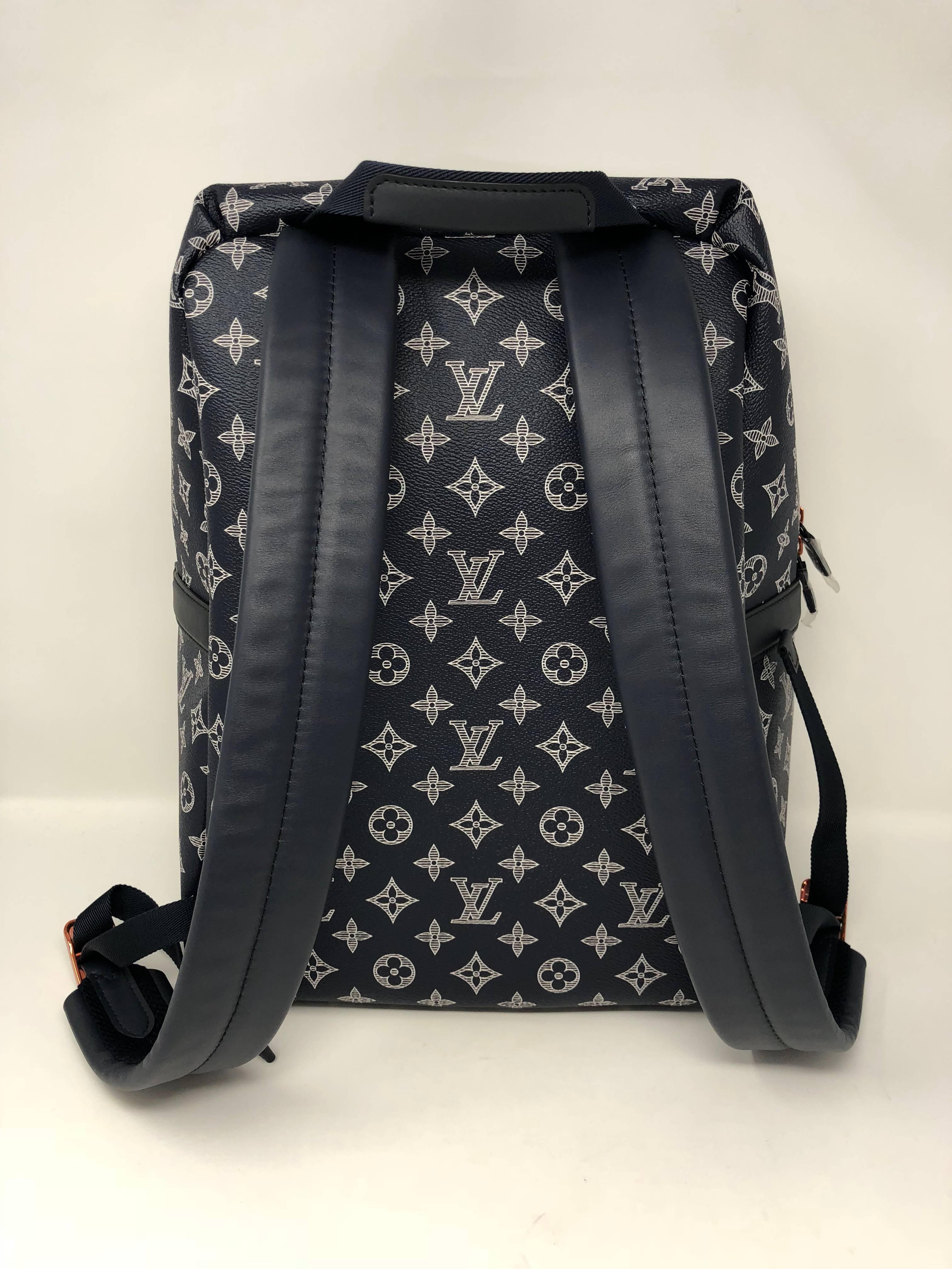 lv apollo backpack upside down