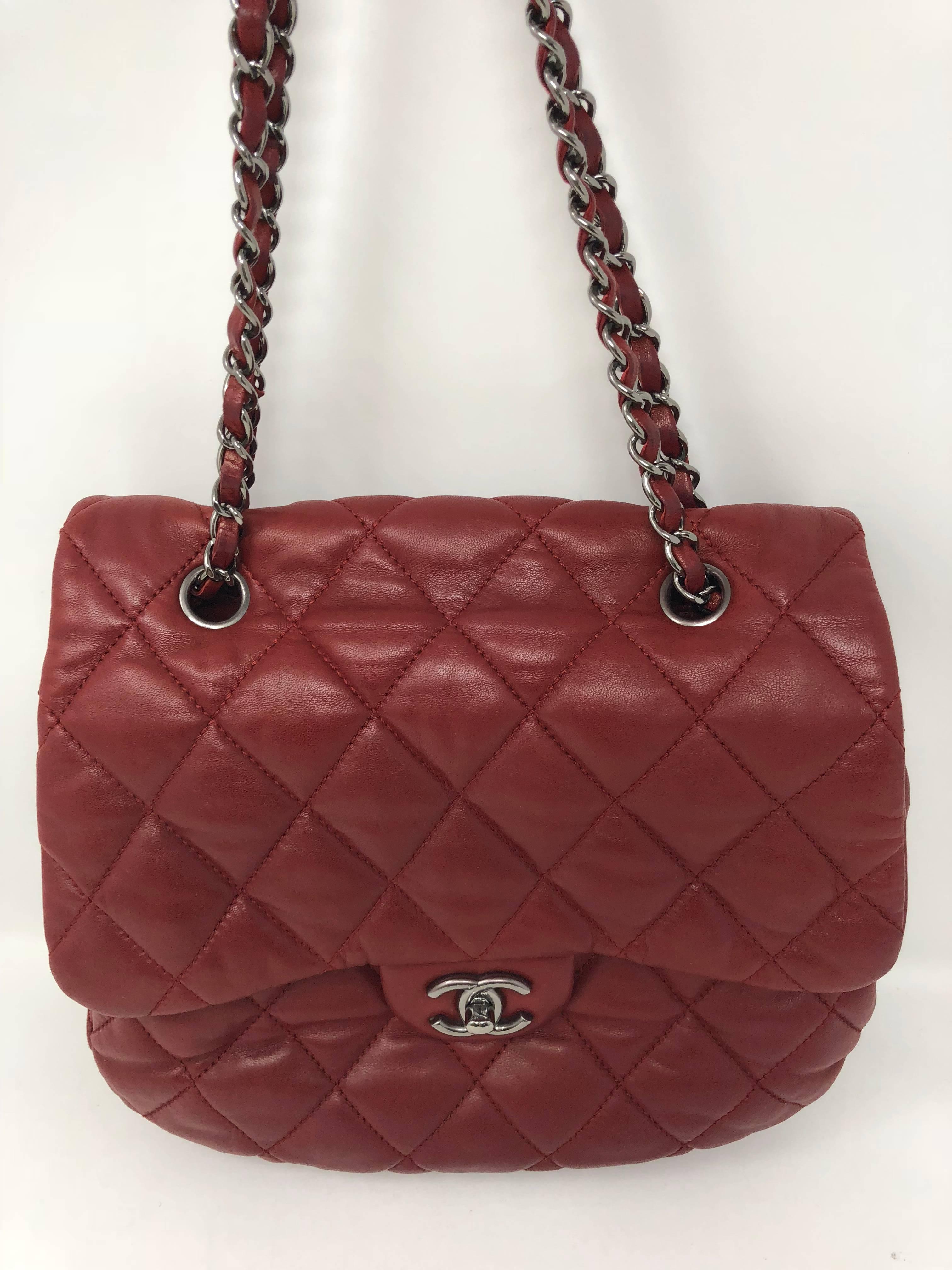 Die Bubble Chanel Bag aus weichem rotem Leder kann als Umhängetasche oder mit zwei Riemen getragen werden. Die silbernen Beschläge verleihen diesem Modell einen modernen Stil. 
