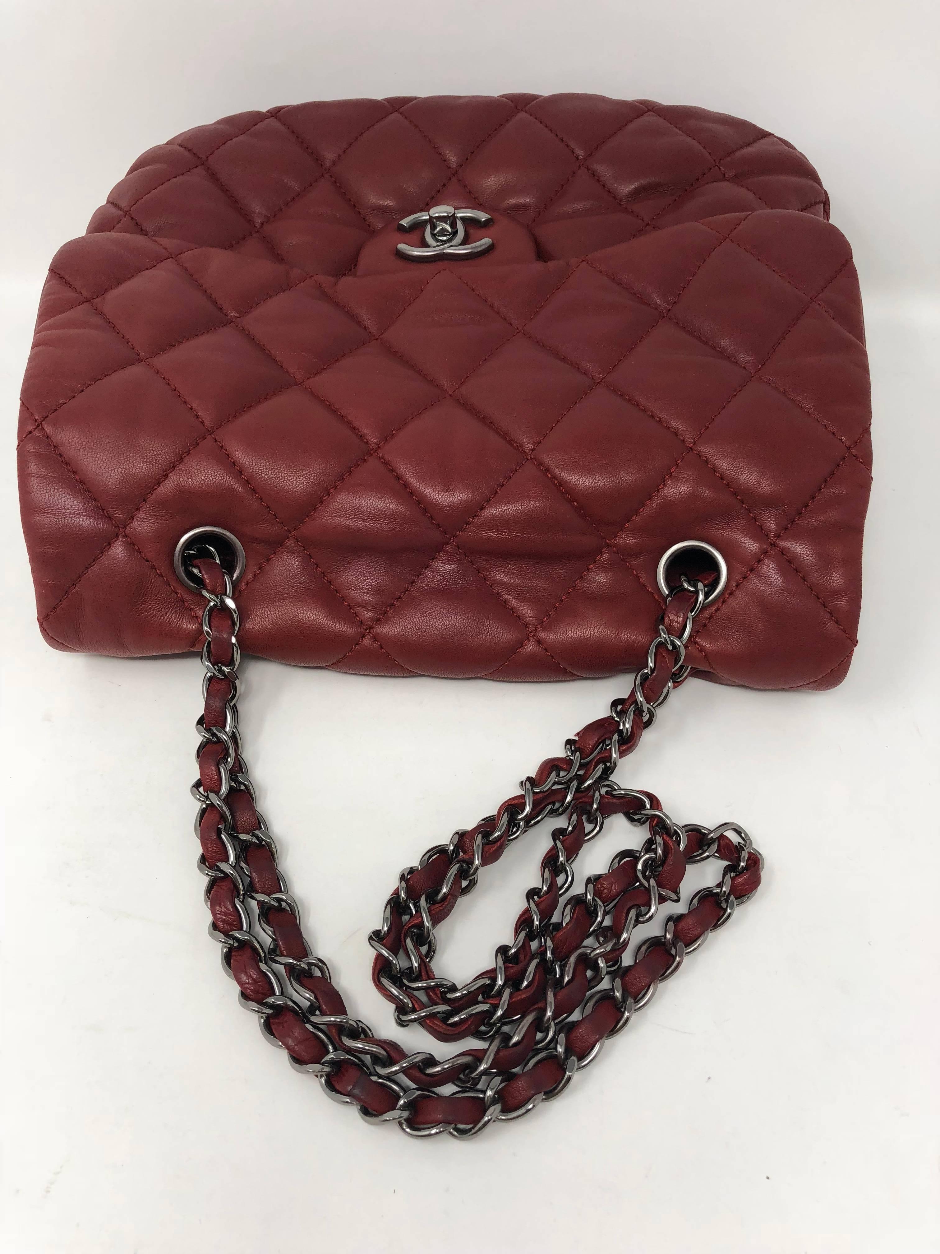 Chanel Rote Blasenledertasche im Zustand „Hervorragend“ in Athens, GA