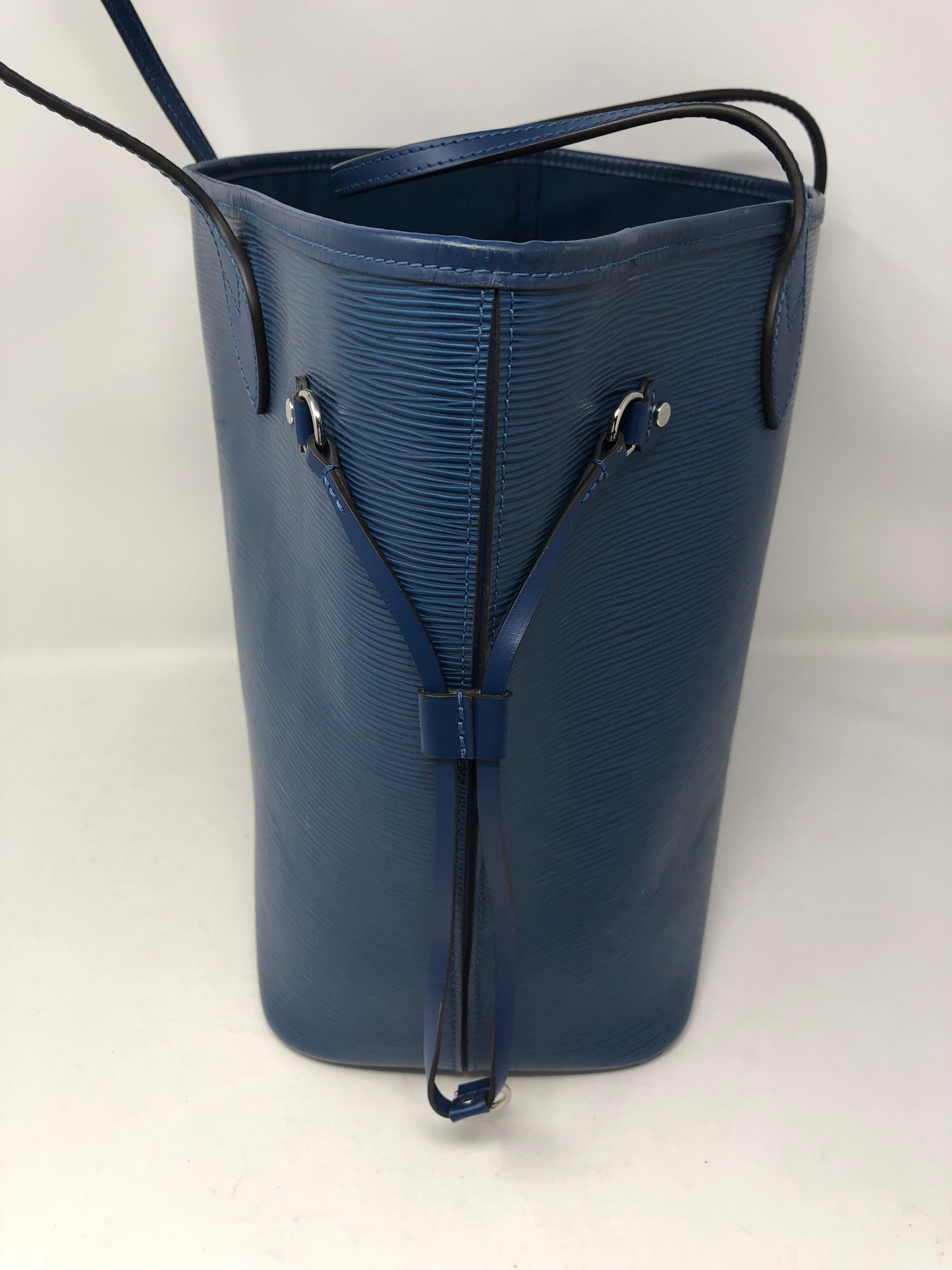 Women's or Men's Louis Vuitton Blue Epi Neverfull MM