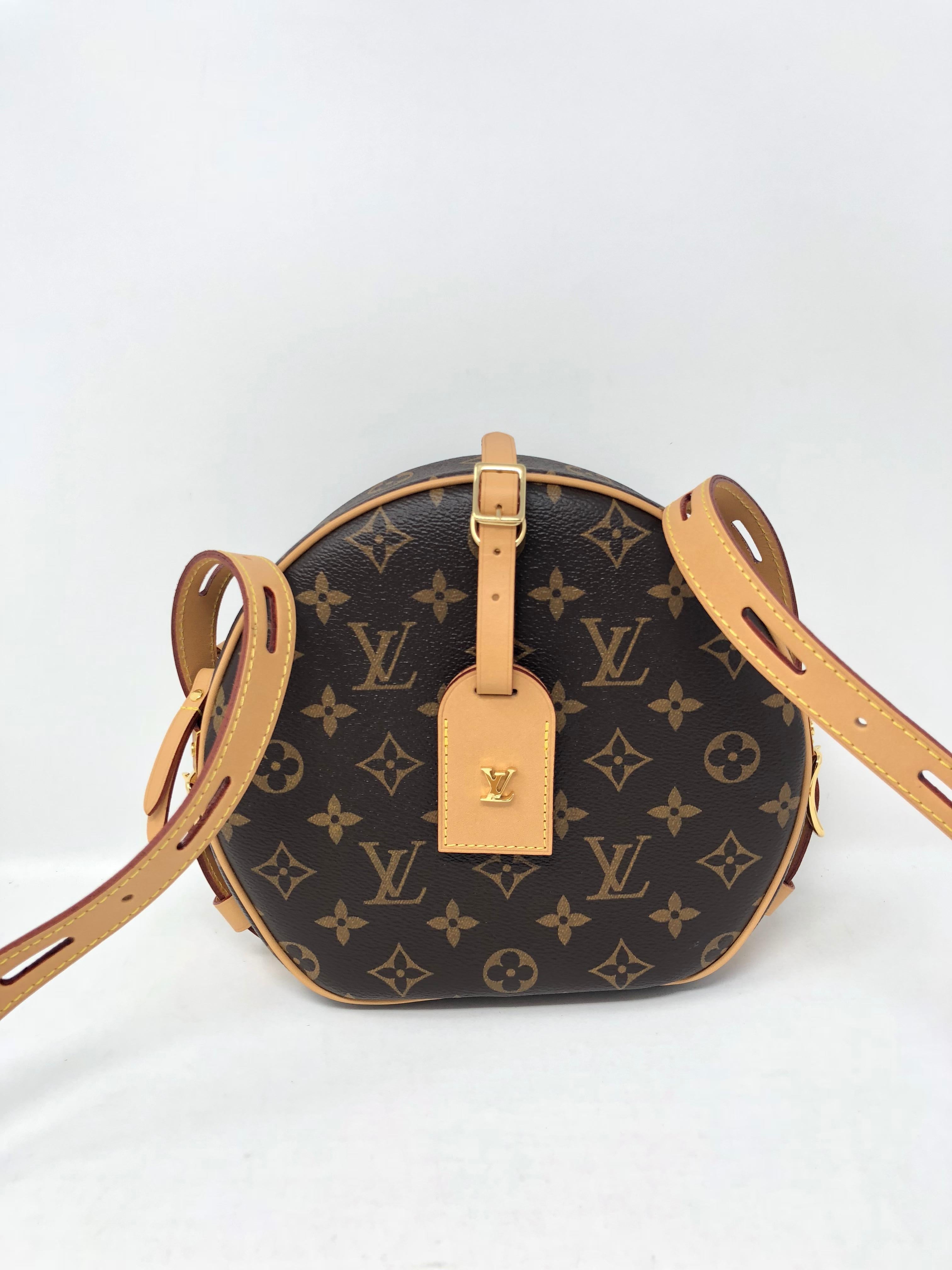 Louis Vuitton Boite Chapeau Souple in monogram is Brand new and sold out. It is extremely limited and a must have for all LV lovers. The bag is inspired by the classic hat box from the House's travel heritage. It can be worn across the shoulder or