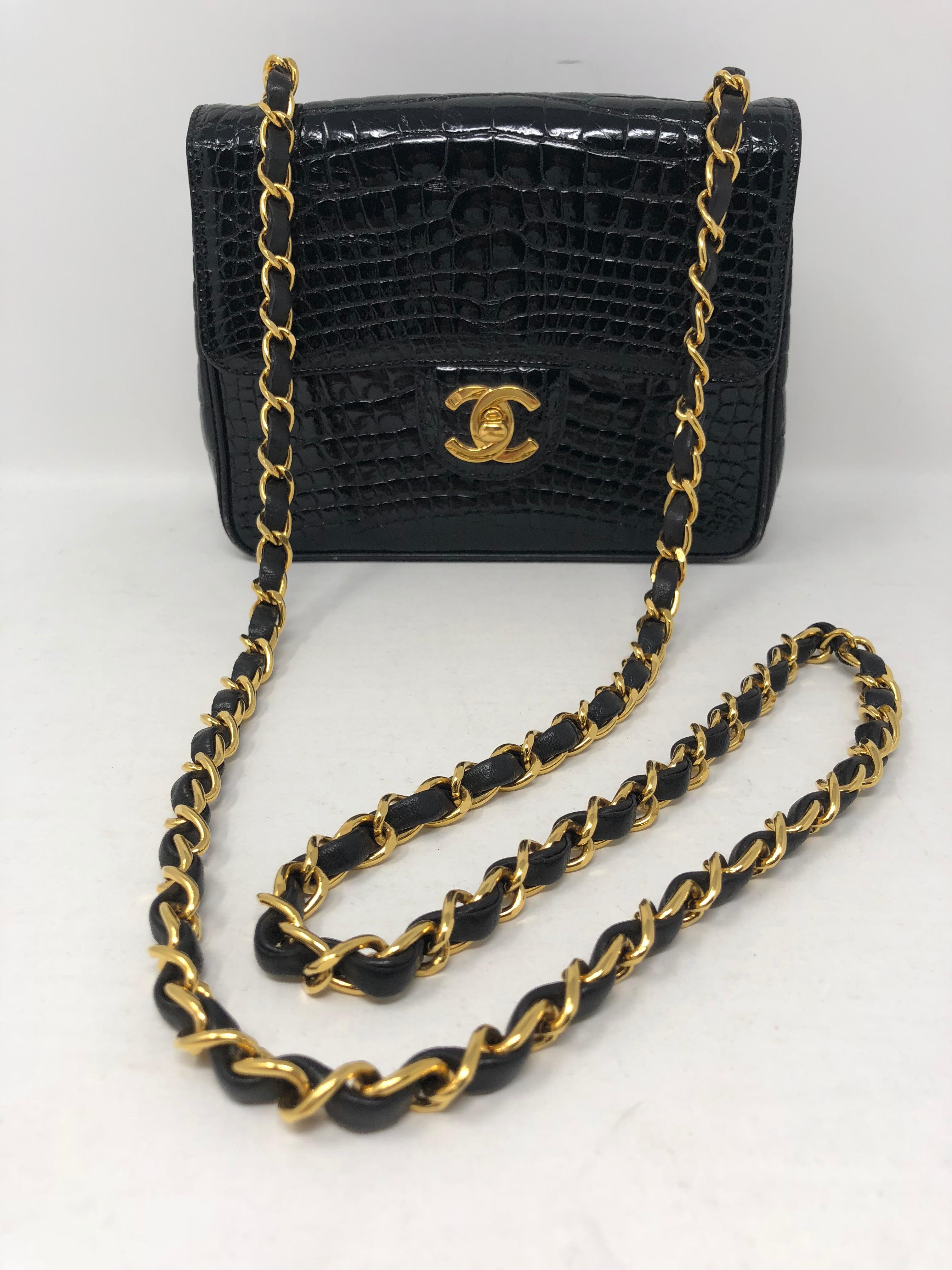 Chanel Krokodil-Tasche in Schwarz und mit Goldbeschlägen. Seltenes Mini-Format und sehr begehrtes Stück. Aufgrund der Felle ist es ein Sammlerstück. In ausgezeichnetem Zustand nur leichte Abnutzung an den Ecken:: die leicht aufgearbeitet werden
