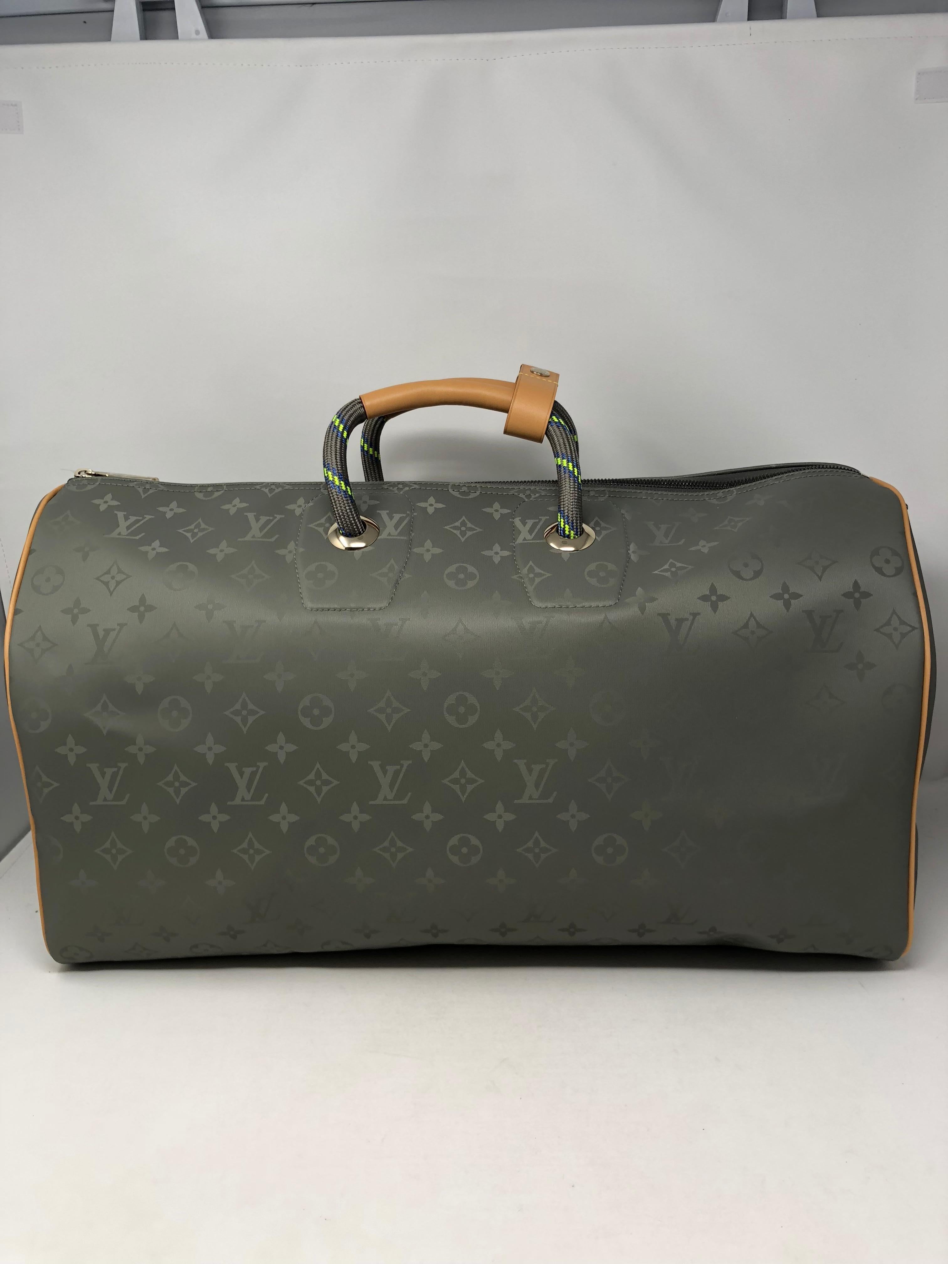 Louis Vuitton Titanium 50 Grey Keepall Bandouliere In New Condition In Athens, GA