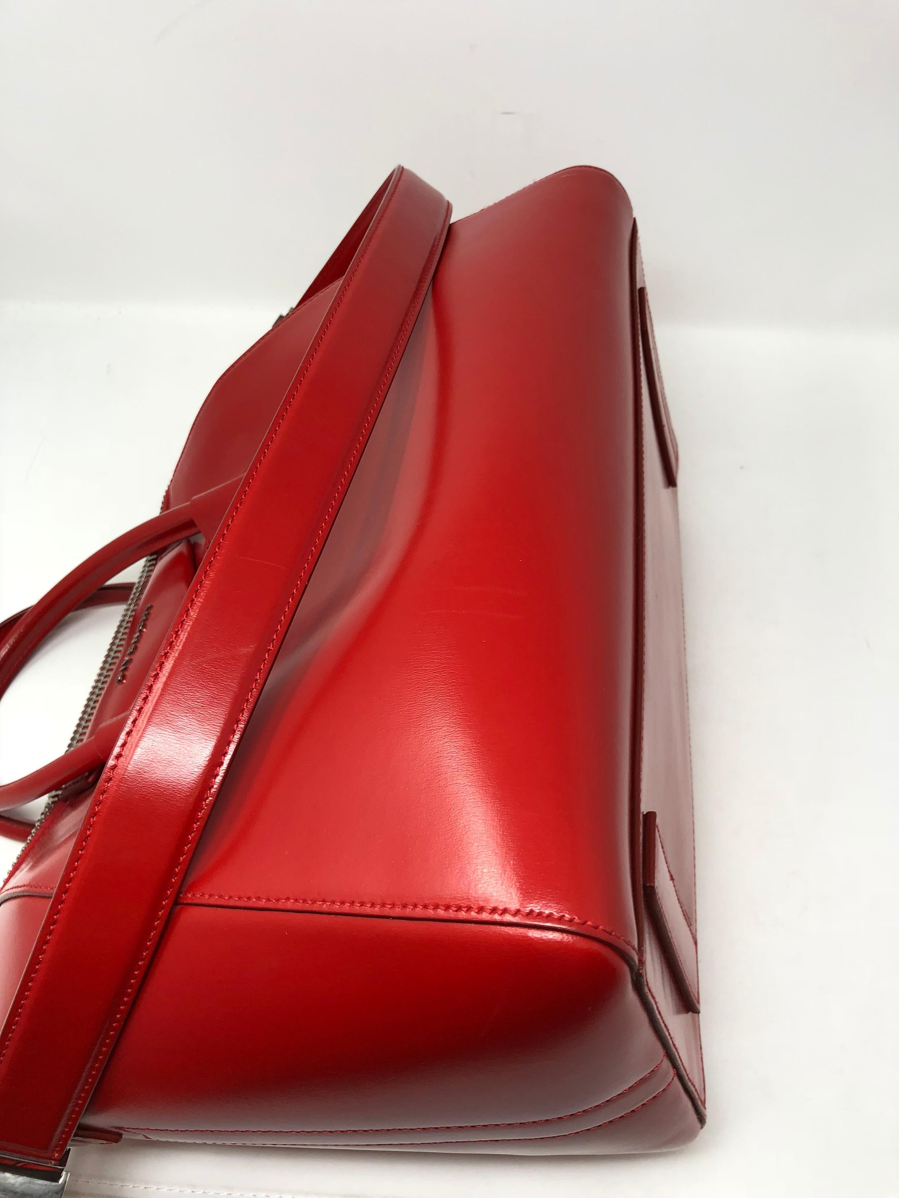 Givenchy Medium Red Antigona Bag  In Excellent Condition In Athens, GA