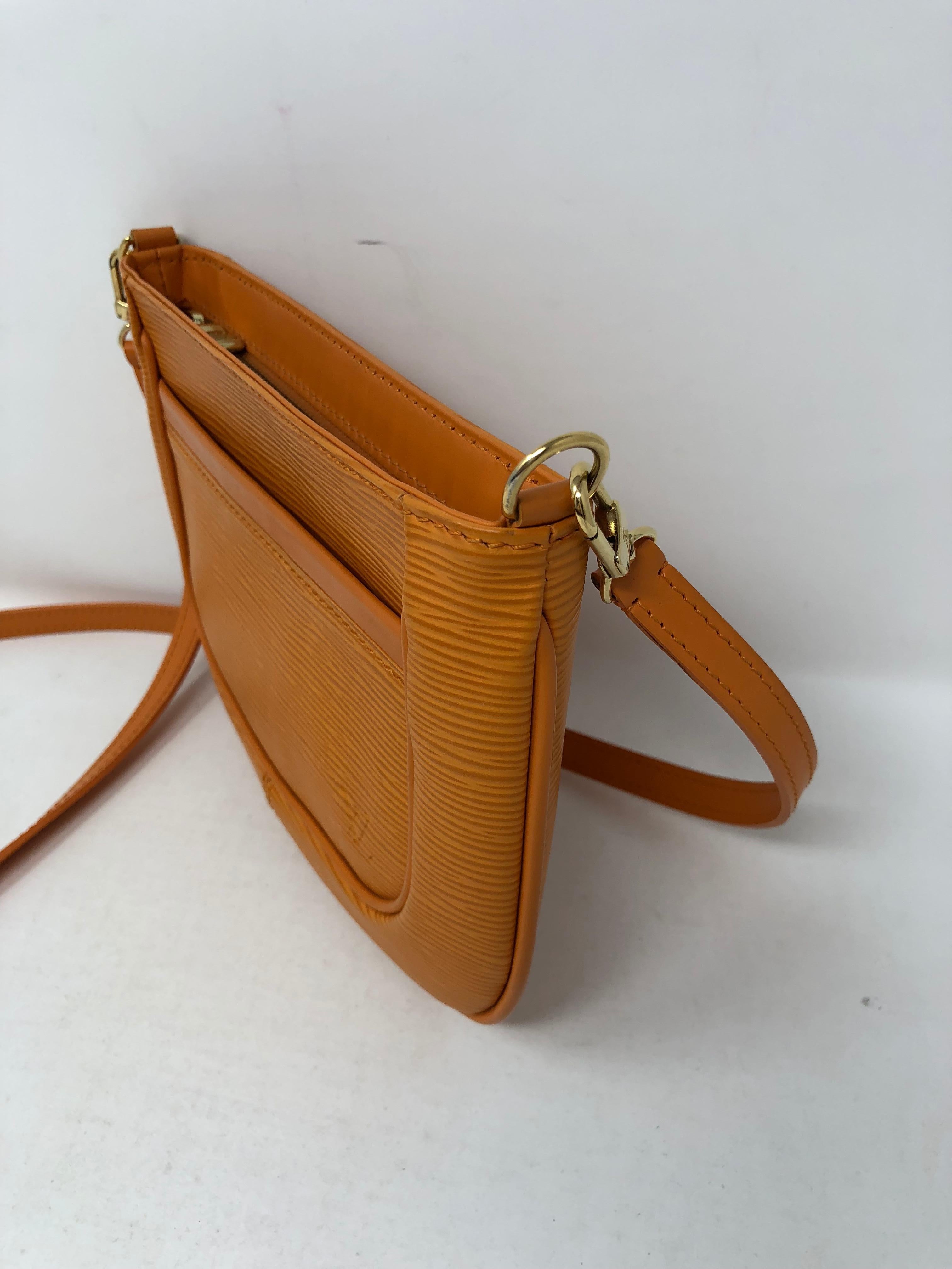 Louis Vuitton Orange Epi Crossbody bag In Excellent Condition In Athens, GA