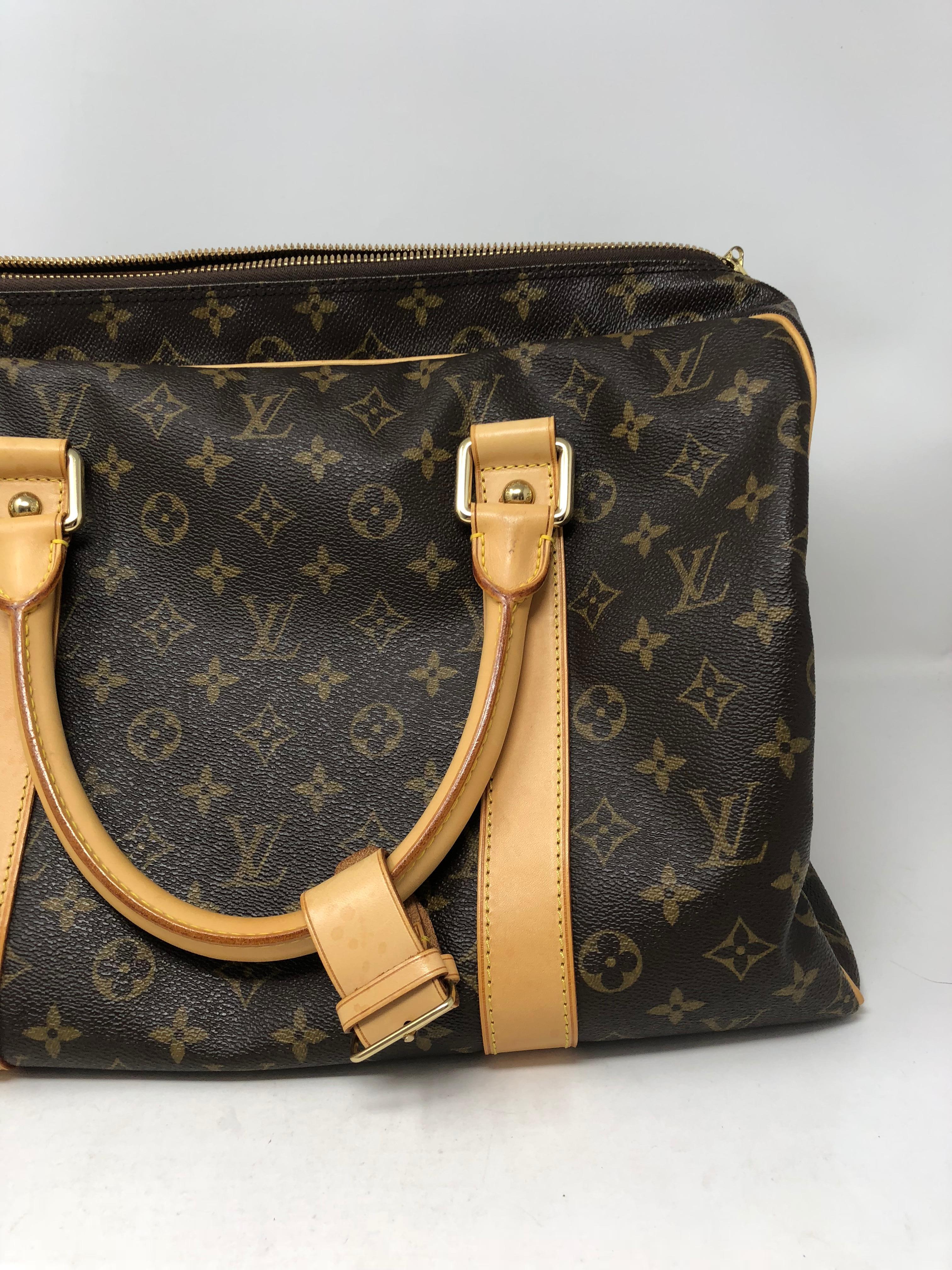 Louis Vuitton Carryall Bag in monogram coated canvas with vachetta leather trim. Rare luggage piece by LV in good condition. Looks almost new and interior is clean. Date code inside reads TH0096. From 9th month of 2006. Guaranteed authentic. 
