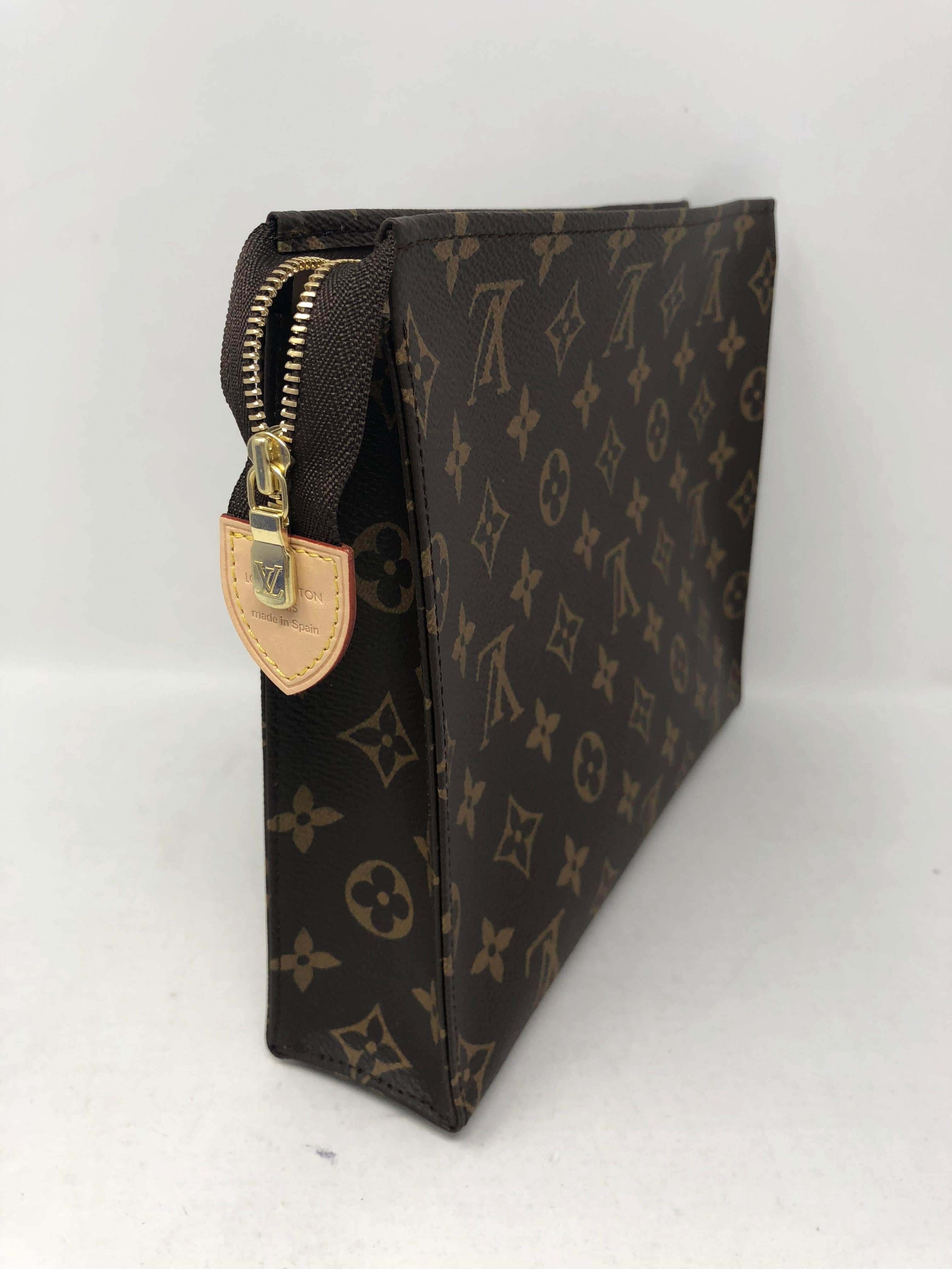 Louis Vuitton Toiletry Pouch 26 In New Condition In Athens, GA