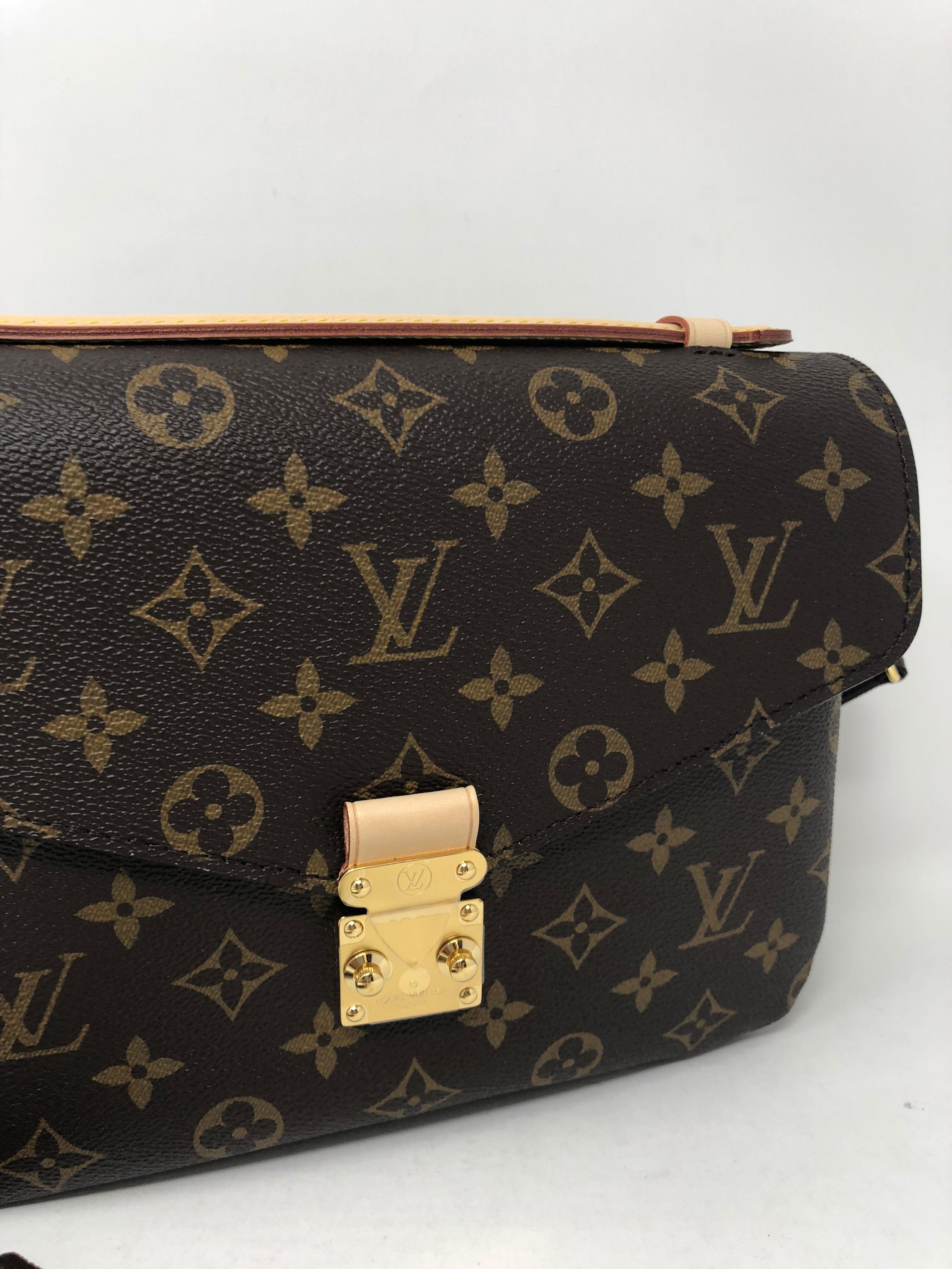 Black Louis Vuitton Pochette Metis 