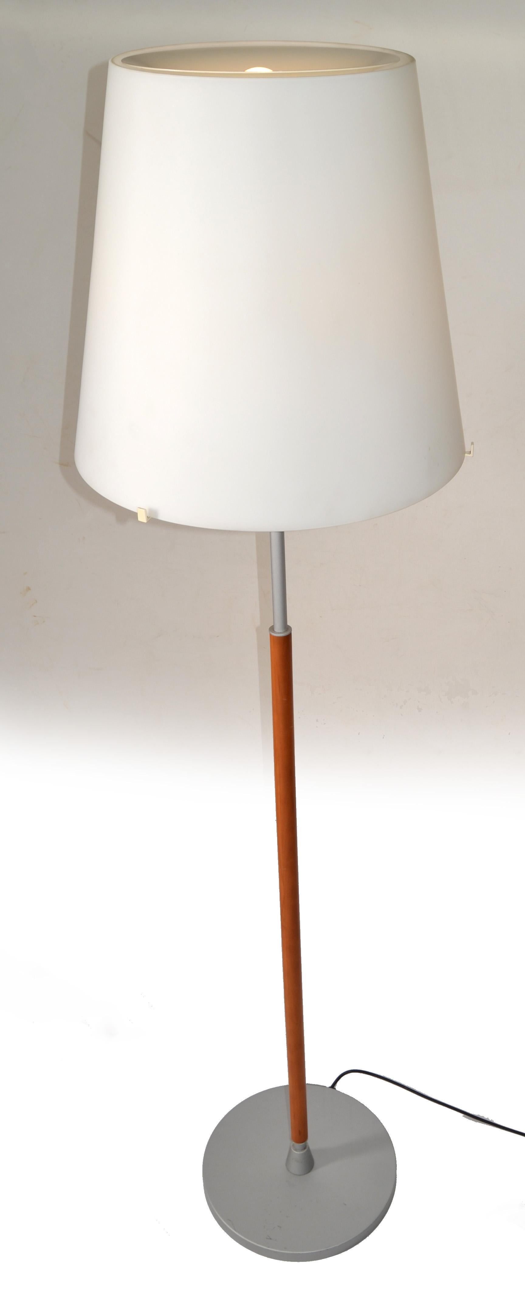 Un lampadaire moderniste, pur et élégant, conçu par Archivio Storico pour Fontana Arte. Le modèle 2198 de Fontana Arte est un lampadaire classique. Le diffuseur est en verre soufflé blanc satiné. La tige est en poirier doré, tandis que la base est