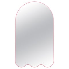 Espejo de pared moderno Archvyli A3 grande, de forma orgánica y color rosa, con marco fino