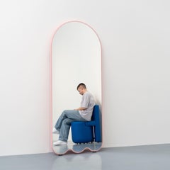 Specchio a figura intera scultoreo ondulato Archvyli A3 di oitoproducts