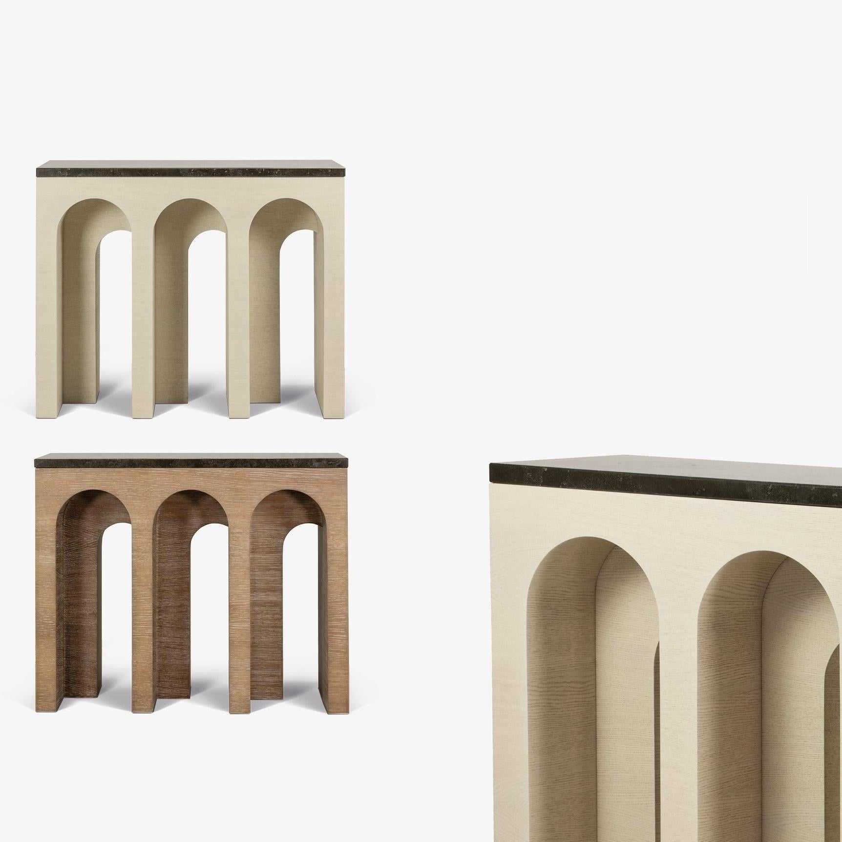 Archway Konsolentisch aus gekalkter Eiche mit Marmorplatte (21. Jahrhundert und zeitgenössisch) im Angebot