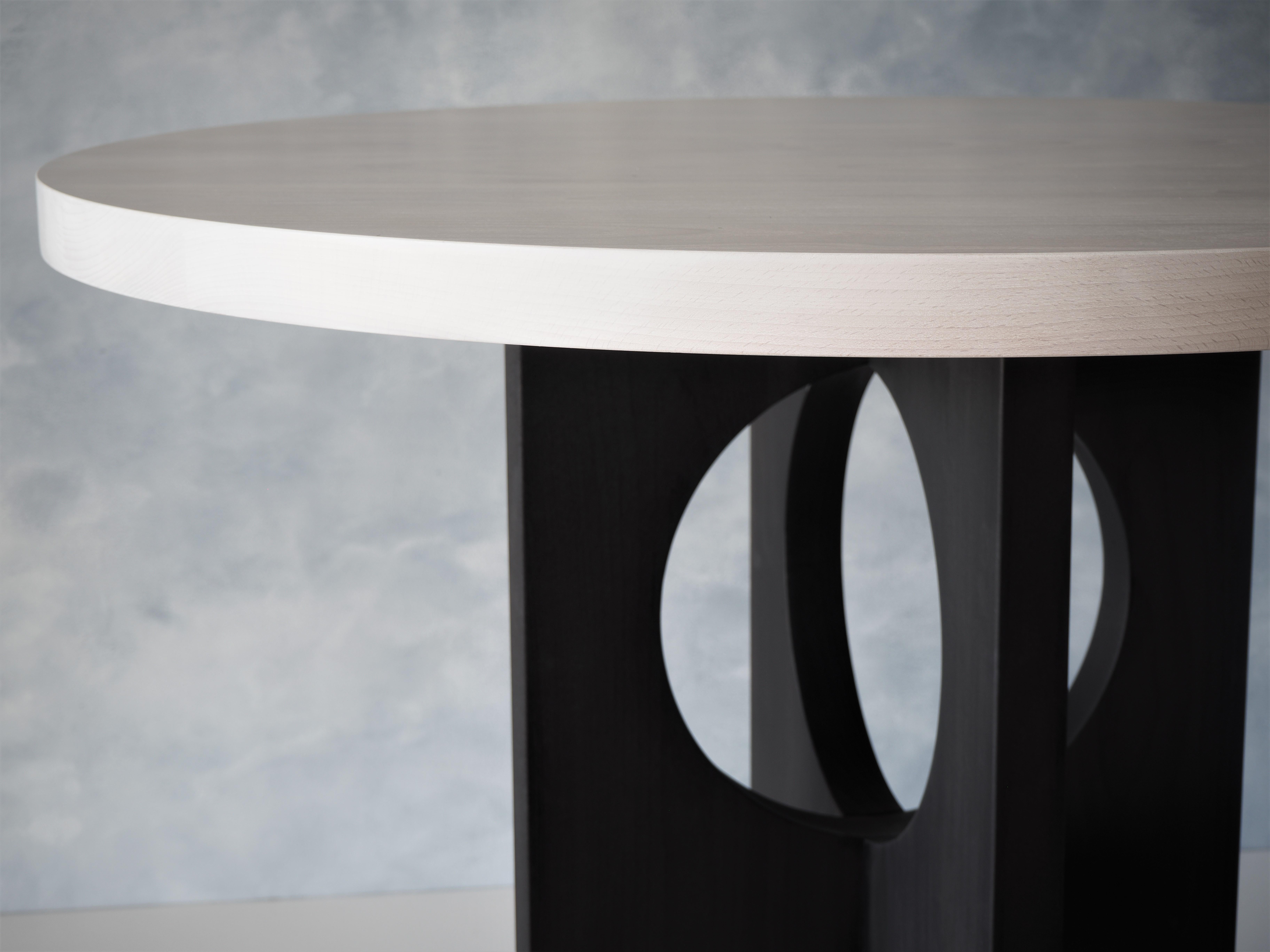 Unser Esstisch Archway bringt architektonische Form in Ihre Einrichtung. Mit einer getünchten  Tischplatte und Tuschesockel passt dieser Tisch gut zu einer Vielzahl von Dekoren. Dieser Artikel kann in Buche, Ahorn, Eiche und Nussbaum bestellt