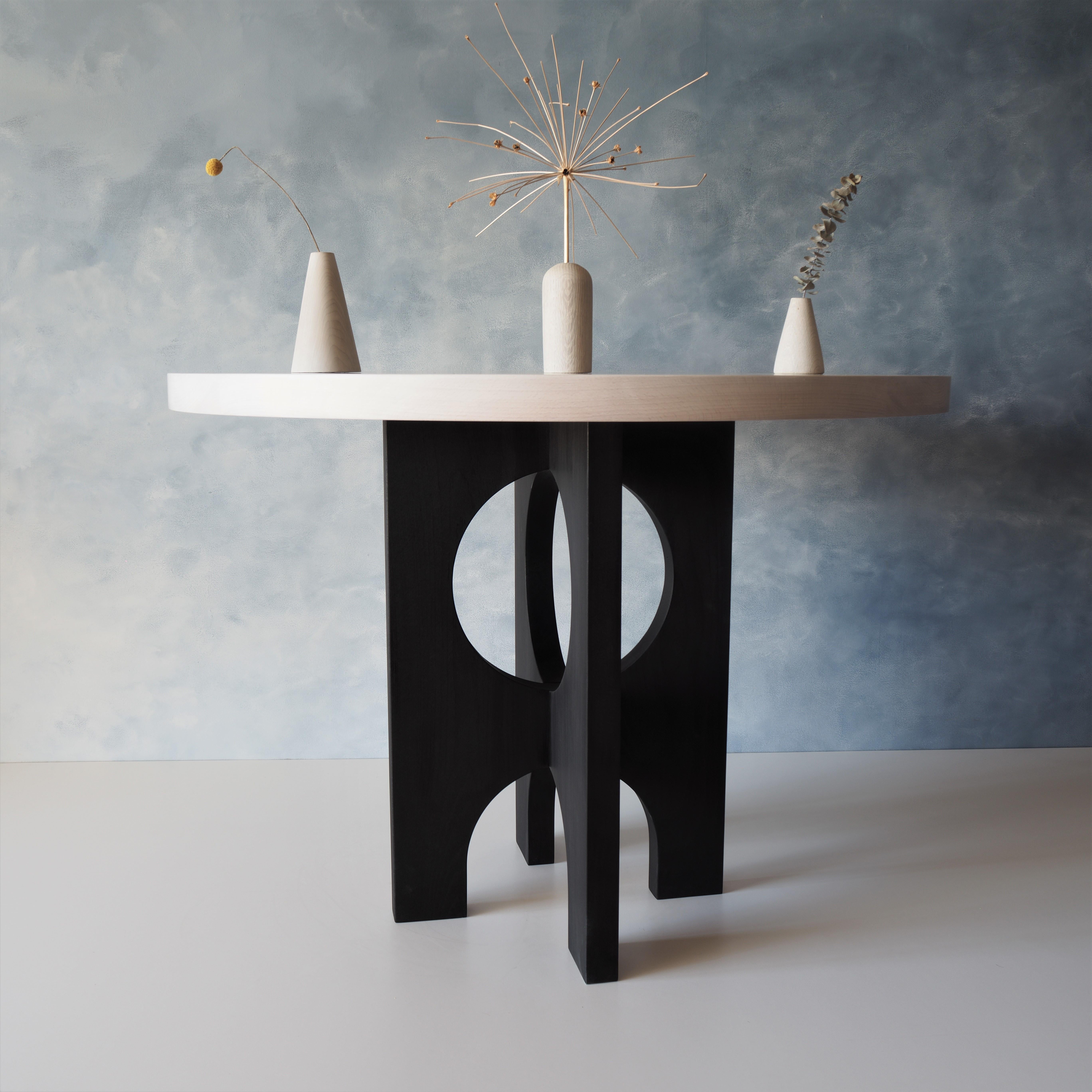 Esstisch mit Bogen, Indien-Tinte, schwarz-weiß gewaschen, MSJ Furniture Studio (21. Jahrhundert und zeitgenössisch) im Angebot