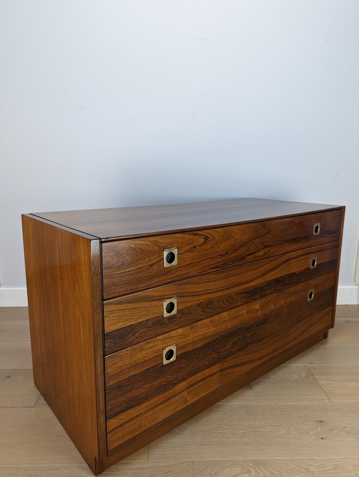 A stunning Robert Heritage for Heals of London rosewood chest of drawers

Brazilian Rosewood which has just been French polished to bring out the flare in the wood.

Made on the campaign style, this cabinet has 3 drawer drawers with brass finger