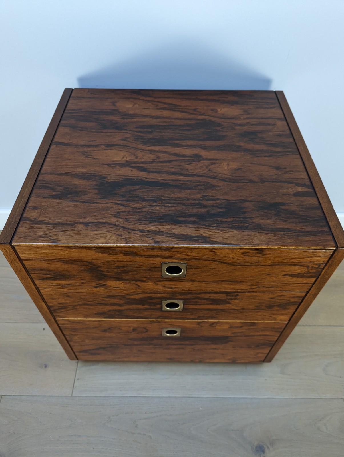 A stunning Robert Heritage for Heals of London rosewood chest of drawers/bedside cabinet

Brazilian Rosewood which has just been French polished to bring out the flare in the wood.

Made on the campaign style, this cabinet has 3 drawer drawers with
