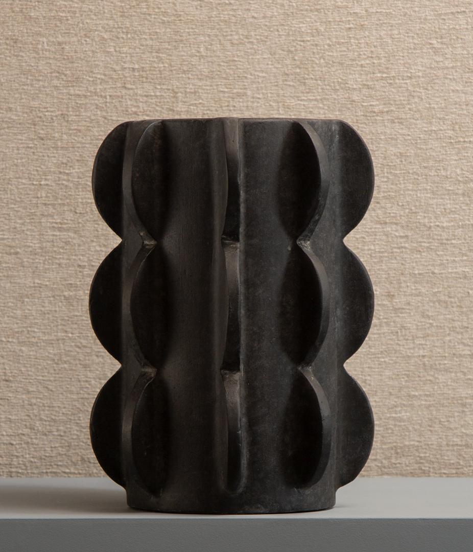 Die Vase Arcissimo ist eine Fortsetzung unserer Hommage an die Liebe zu geschwungenen Formen, und hier ist mehr mehr. Es ist in drei Farben und drei Größen erhältlich, wodurch es sich perfekt als Set kaufen lässt, aber auch alleine ist es ein