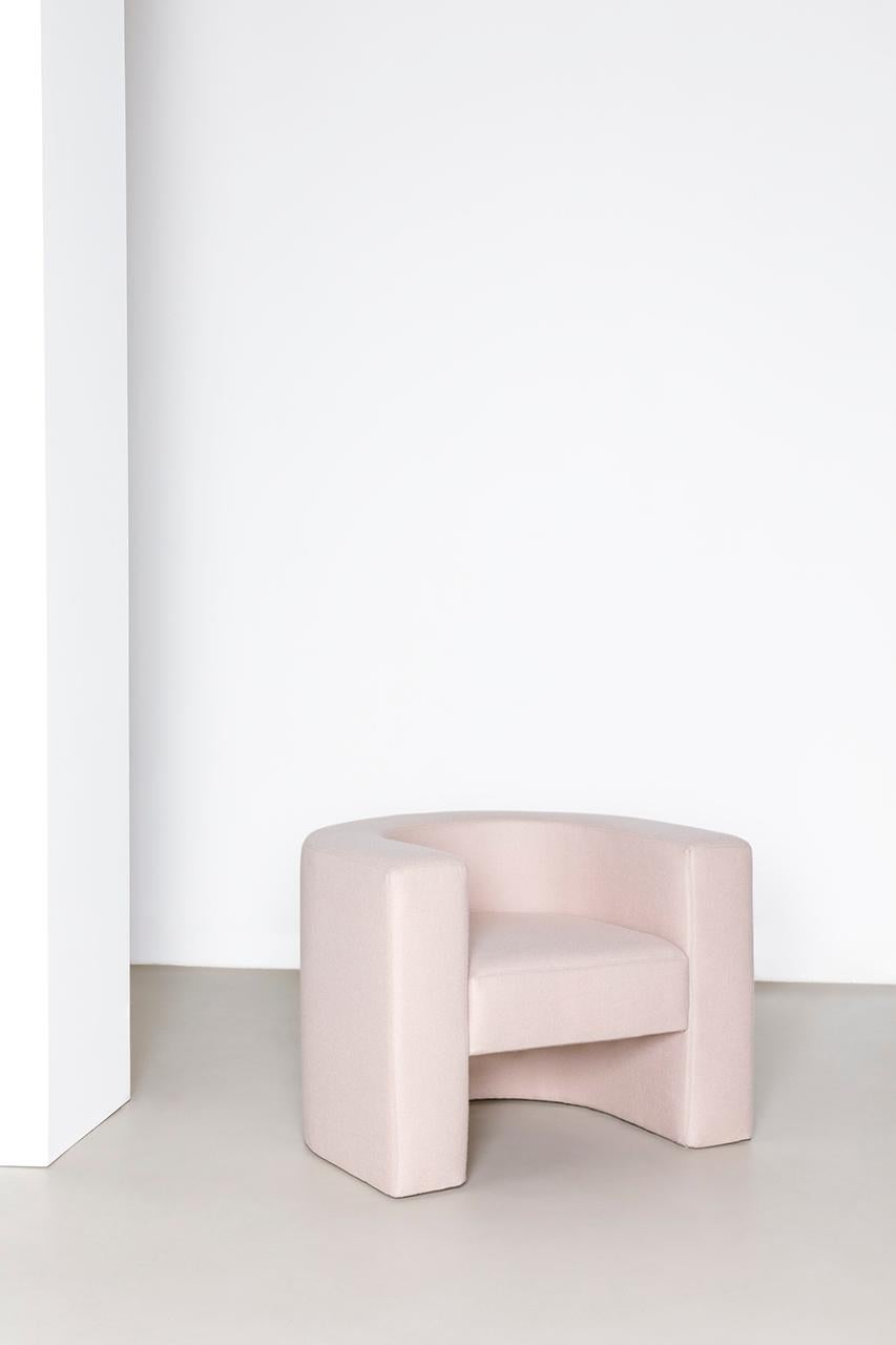 Arco est un fauteuil rembourré à la géométrie simple et enveloppante. La forme de la pièce reproduit la voûte du corps, créant une coquille anatomique accueillante. Le fauteuil est recouvert de laine naturelle, ce qui donne une touche agréable et
