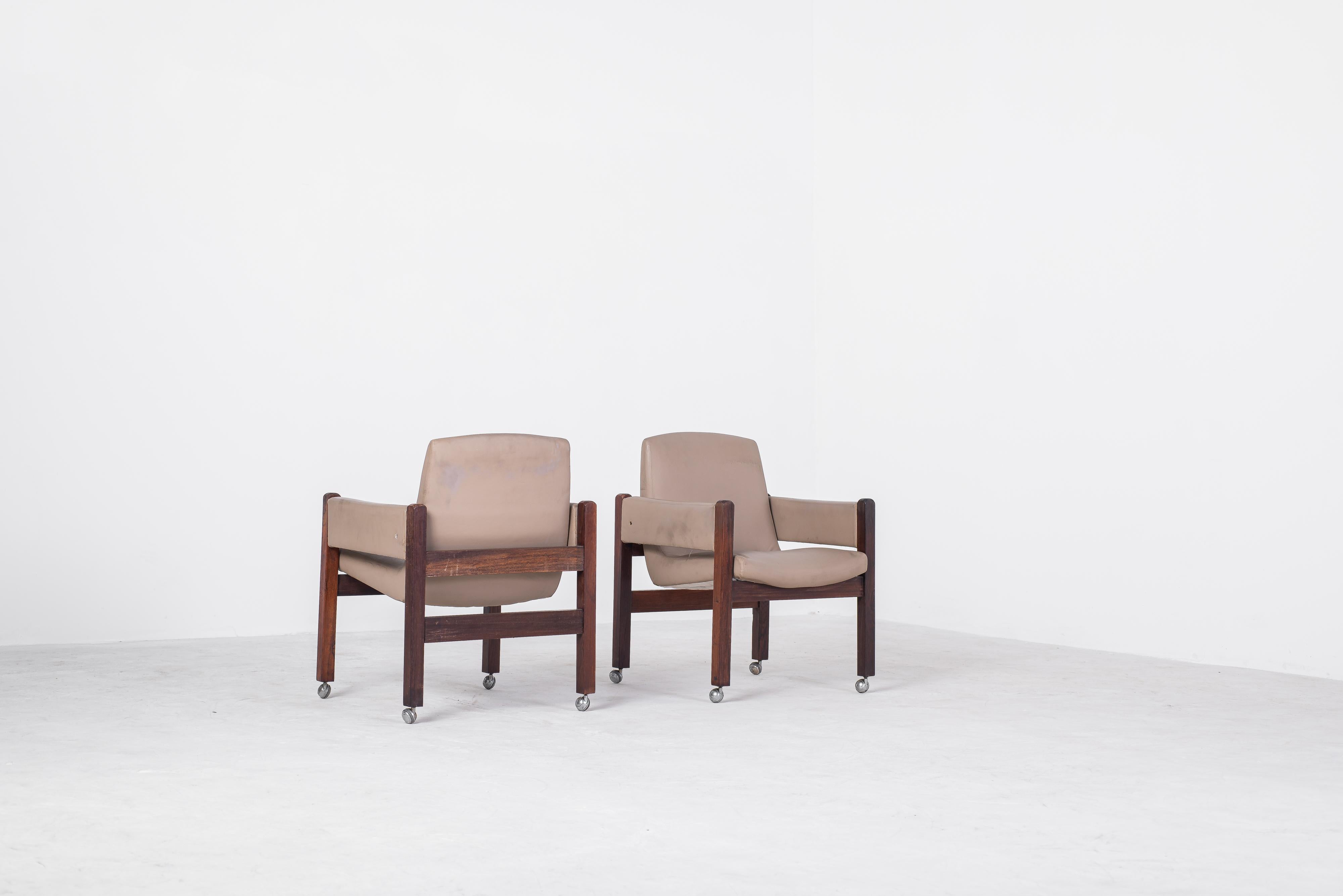 The Arco armchair by Sergio Rodrigues is a mid-century modern design from the 1960s. It features a rosewood frame, with a upholsthered seat and backrest. This beautiful piece creates a distinctive design and is upholstered for comfort. Designed for