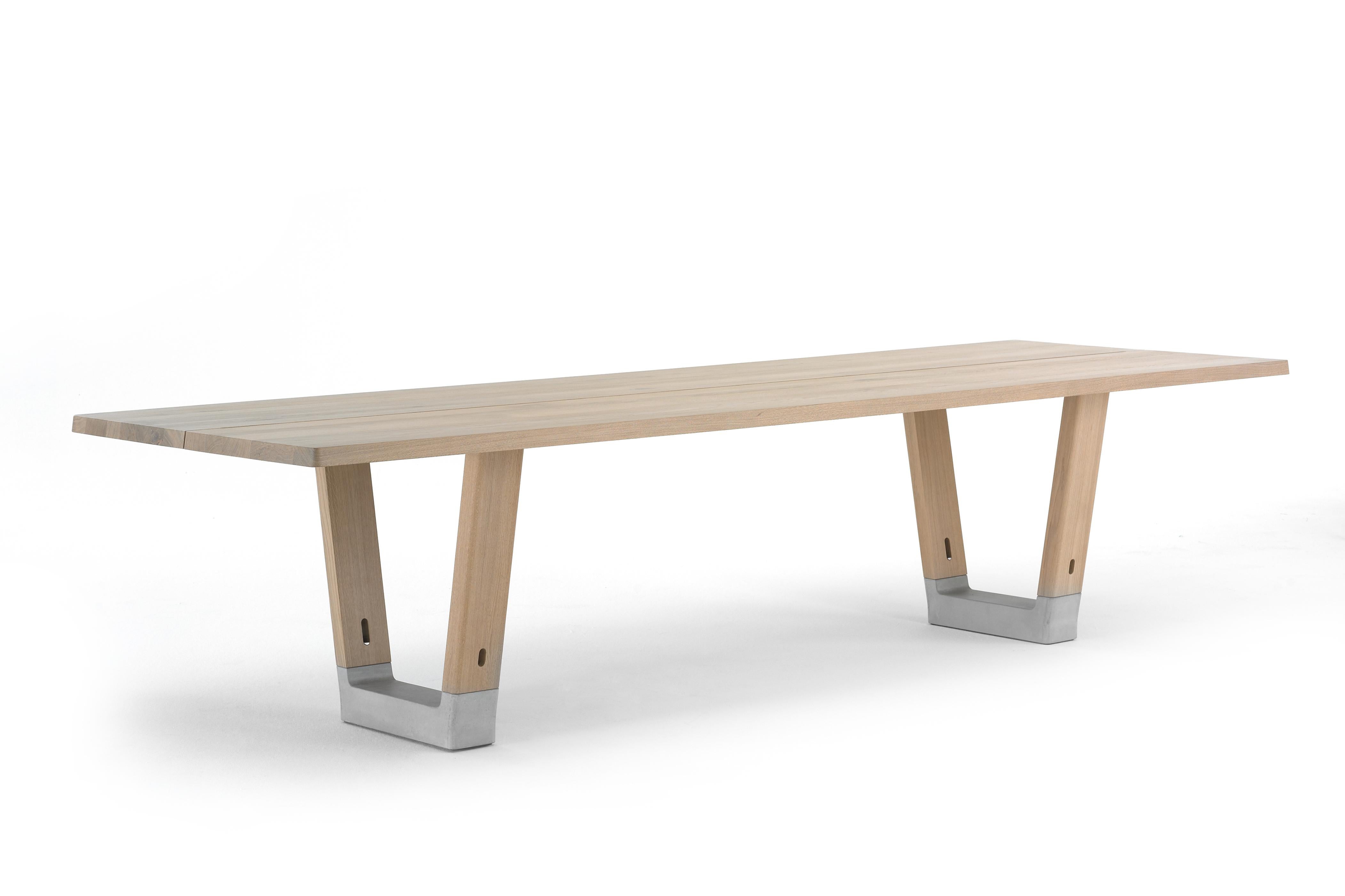 The name says it all: a basic furnishing. A robust, no-nonsense table made of solid wood and concrete - durable materials that can take a knock. A table that you know the next generation will be sitting at and enjoying. The base is the first product