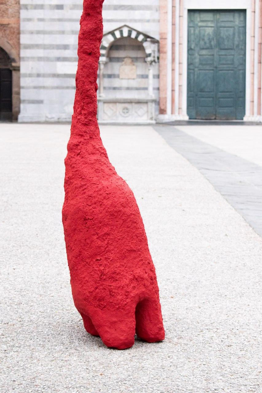 Scopri l'essenza del design sostenibile con questa esclusiva lampada da terra ad arco, un'opera d'arte unica che unisce estetica e responsabilità ambientale. Realizzata interamente con materiali riciclati e rivestita in carta dipinta di rosso,