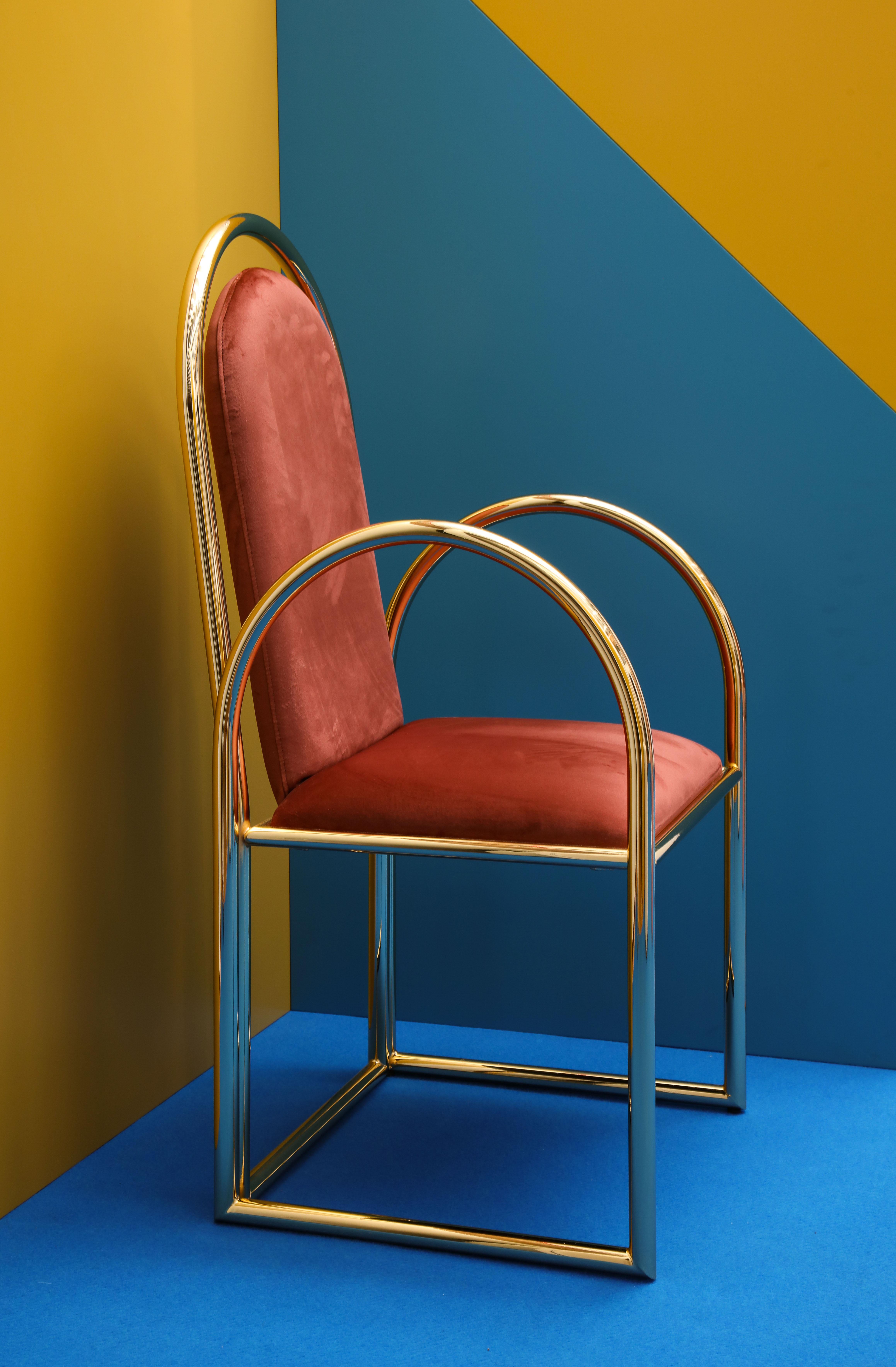 Arco:

Metallic tube structure of 2.5 cm bathed in 24-carat gold.

Seat and backrest with MDF board padded with HR foam of 25 Kg.

Upholstery velvet 100% polyester with backing. 345 gr/m^2. 45000 Martindale cycles

Dimensions: 47 x 45 x 100