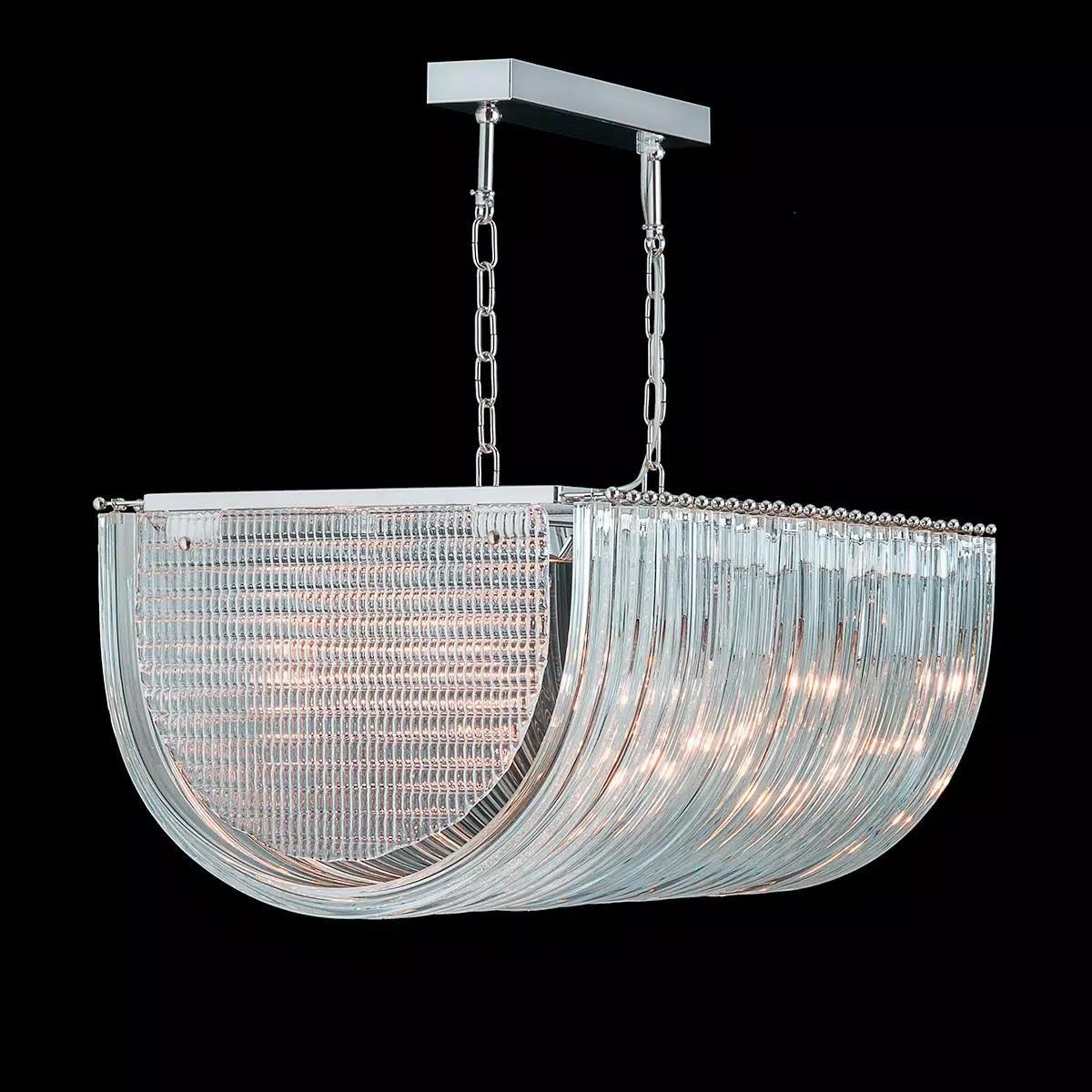 Lustre italien avec des verres de Murano courbés et clairs formant un arc, et entourés de diffuseurs en verre de Murano texturés et clairs aux deux extrémités, montés sur une structure en métal chromé / Inspiré par Venini / fabriqué en Italie
10