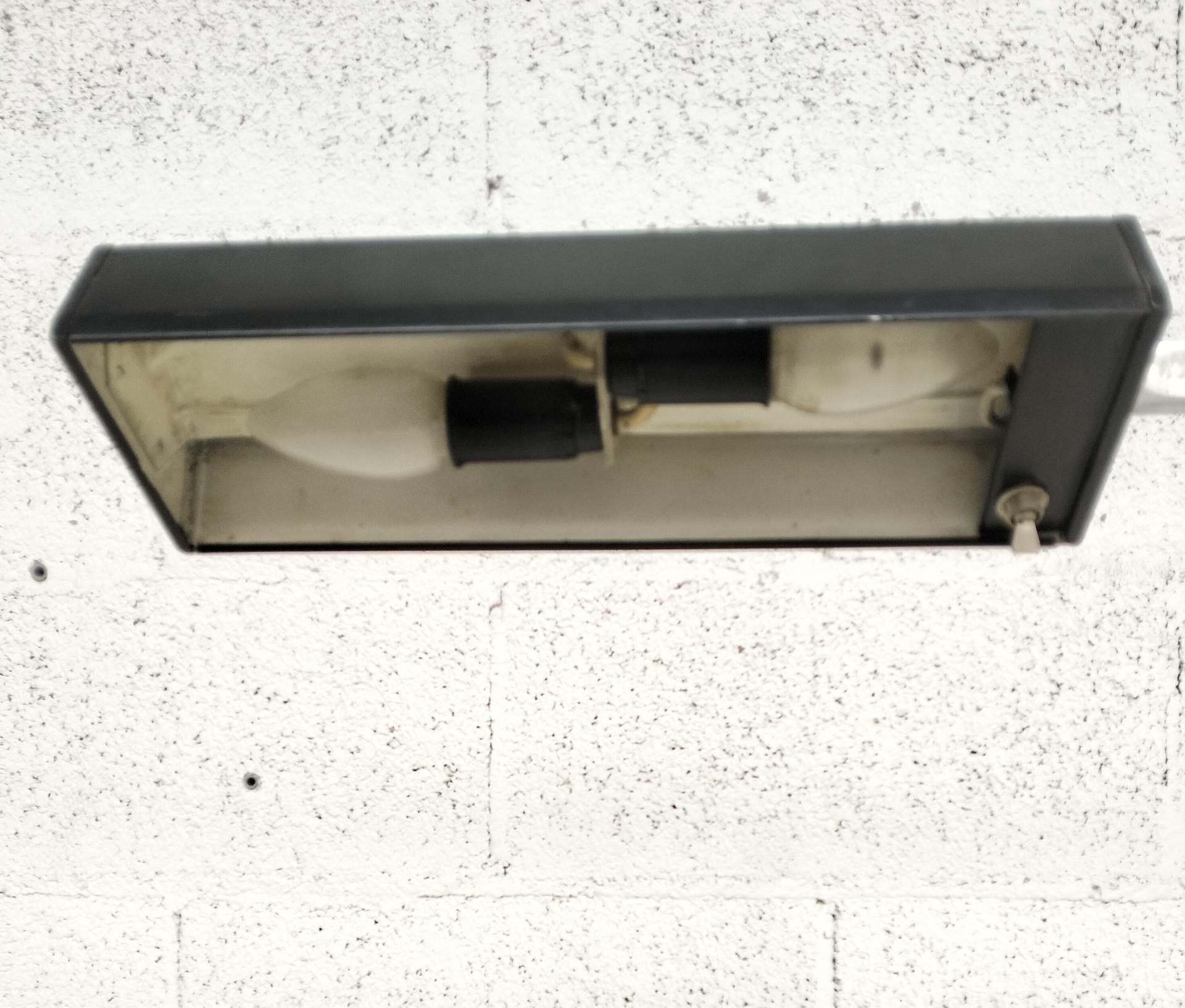 Rara lampada da tavolo o da scrivania progettata dallo Studio BBPR e prodotta negli anni '60 da Olivetti.
La lampada era realizzata in metallo laccato nero con un diffusore Directional e un meccanismo estensibile in metallo cromato.

Non ci sono