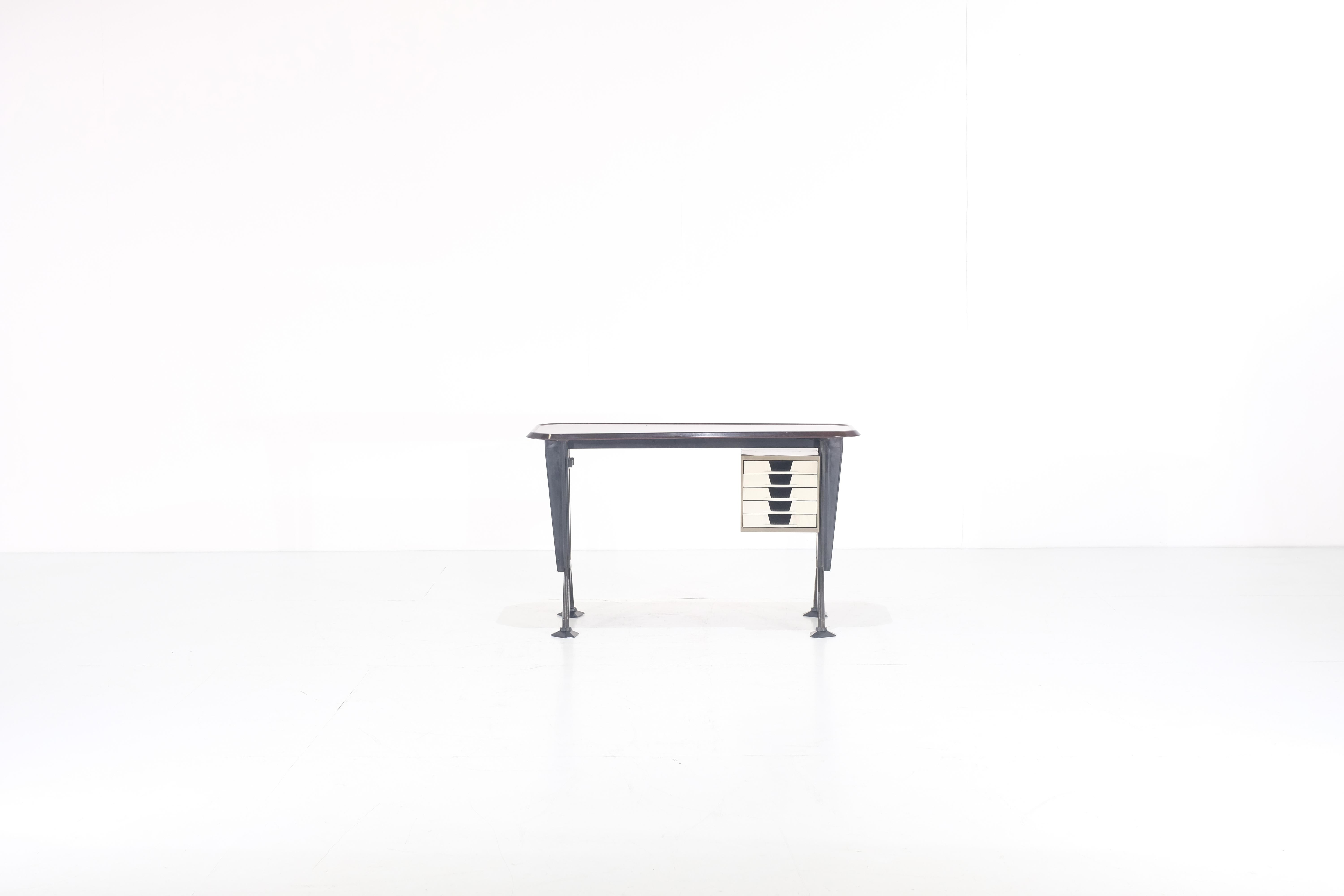Amazing Desk aus dem zweiten Büromöbelprogramm, das von Studio BBPR für Olivetti entworfen wurde. Arco - der Bogen - ist die Basis des Designs, das statische Element wurde dekorativ gestaltet und prägt die Architektur des Schreibtisches. 

Das Pult