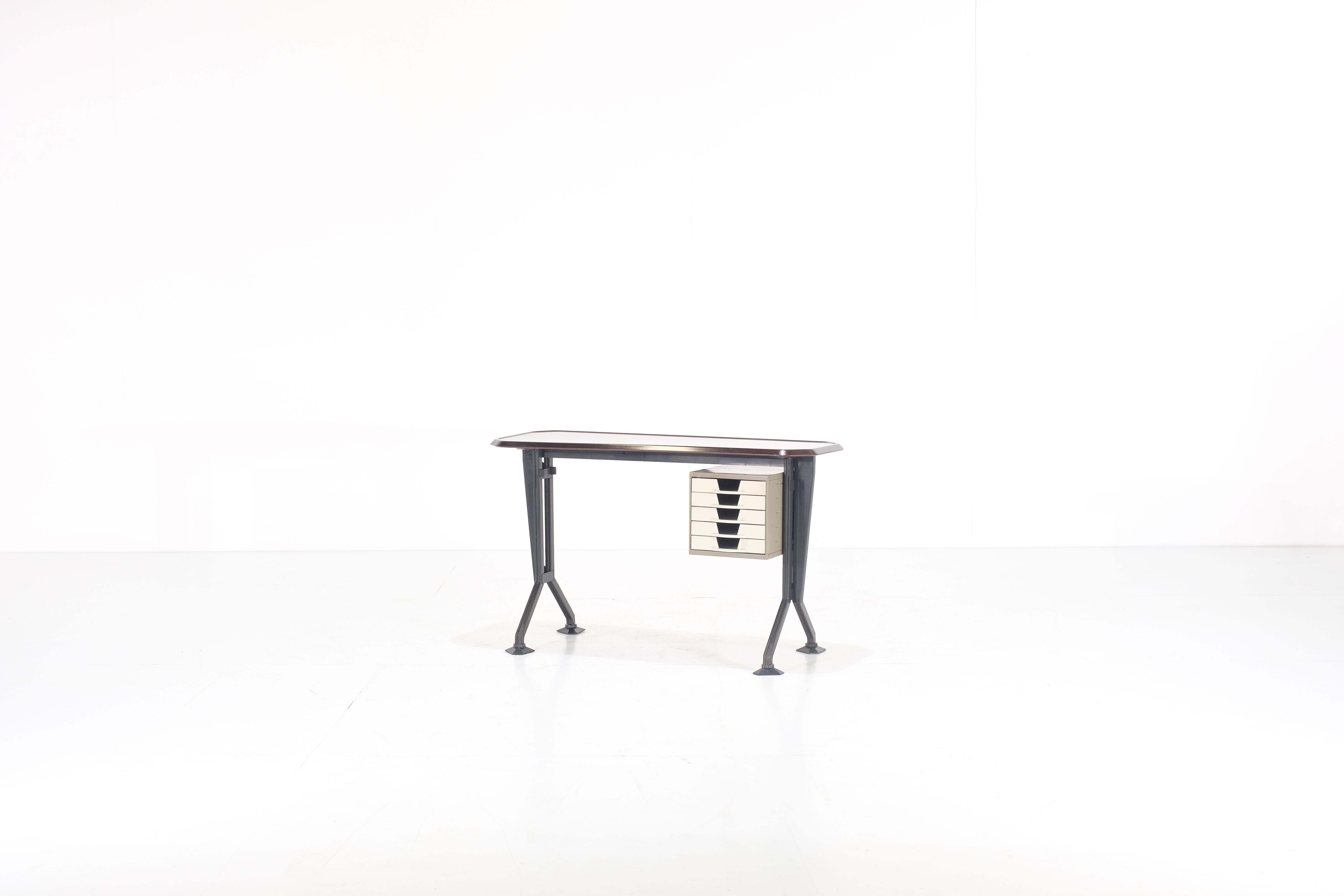 Arco-Schreibtisch von BBPR für Olivetti Synthesis – 1960er Jahre (Moderne der Mitte des Jahrhunderts) im Angebot