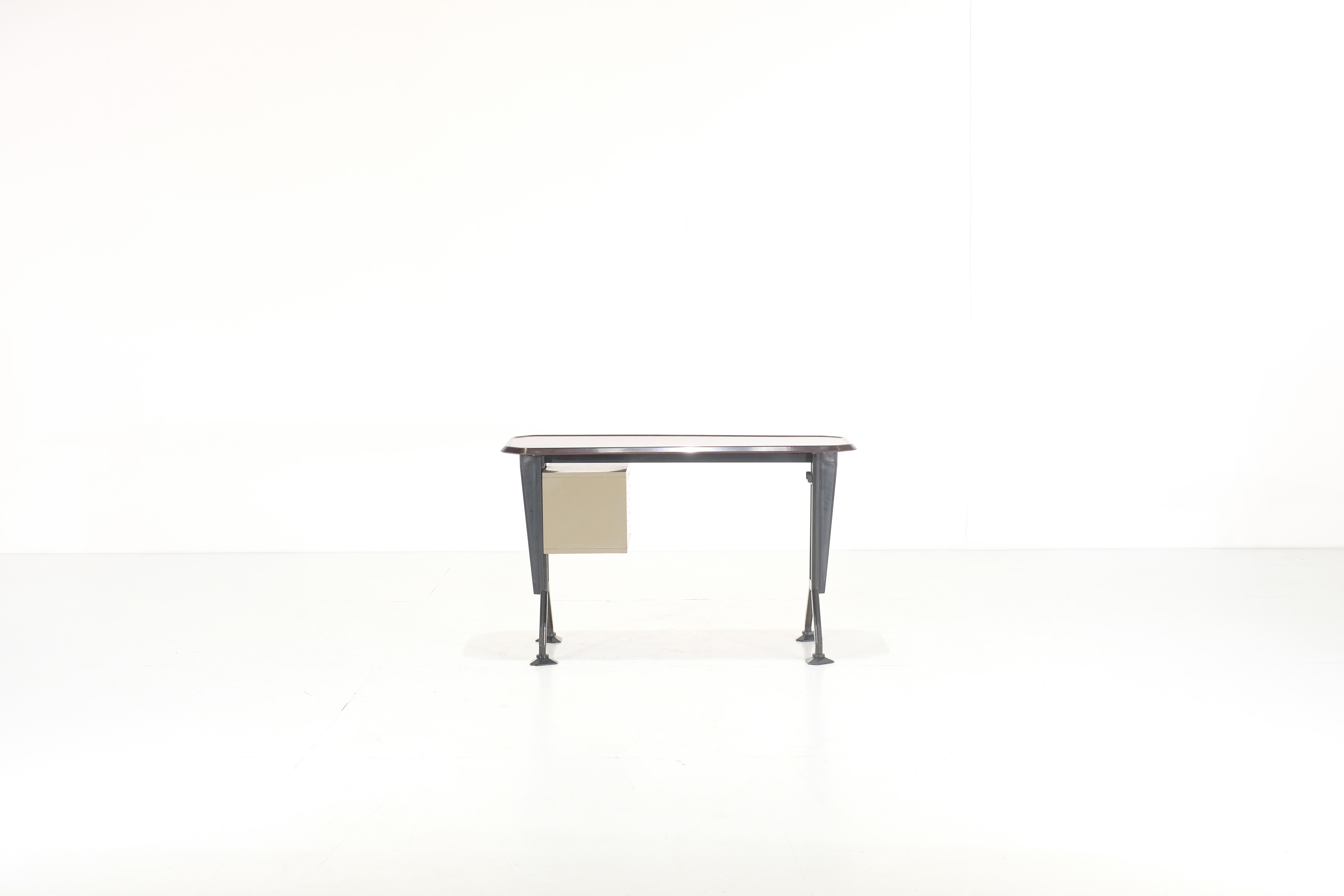 Arco-Schreibtisch von BBPR für Olivetti Synthesis – 1960er Jahre (Metall) im Angebot