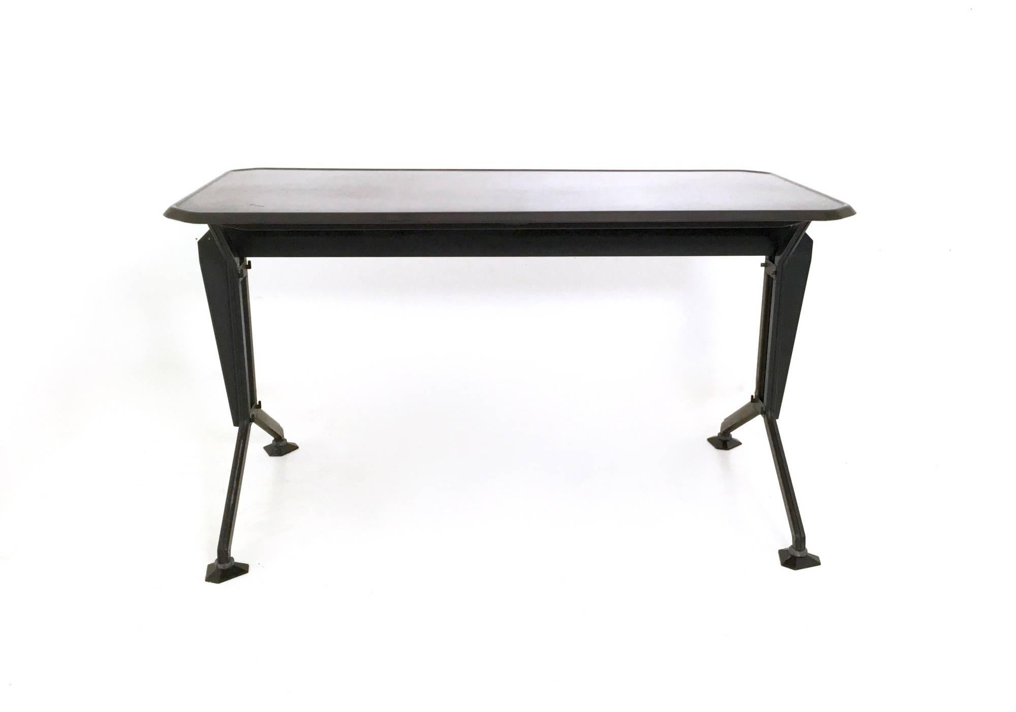 This beautiful desk was designed by Studio BBPR (Gianluigi Banfi, Lodovico Belgioioso, Enrico Peressutti and Ernesto Rogers) in 1963 for Olivetti.
The desk features a methacrylate top and a metal frame. Its feet are adjustable.
In very good original