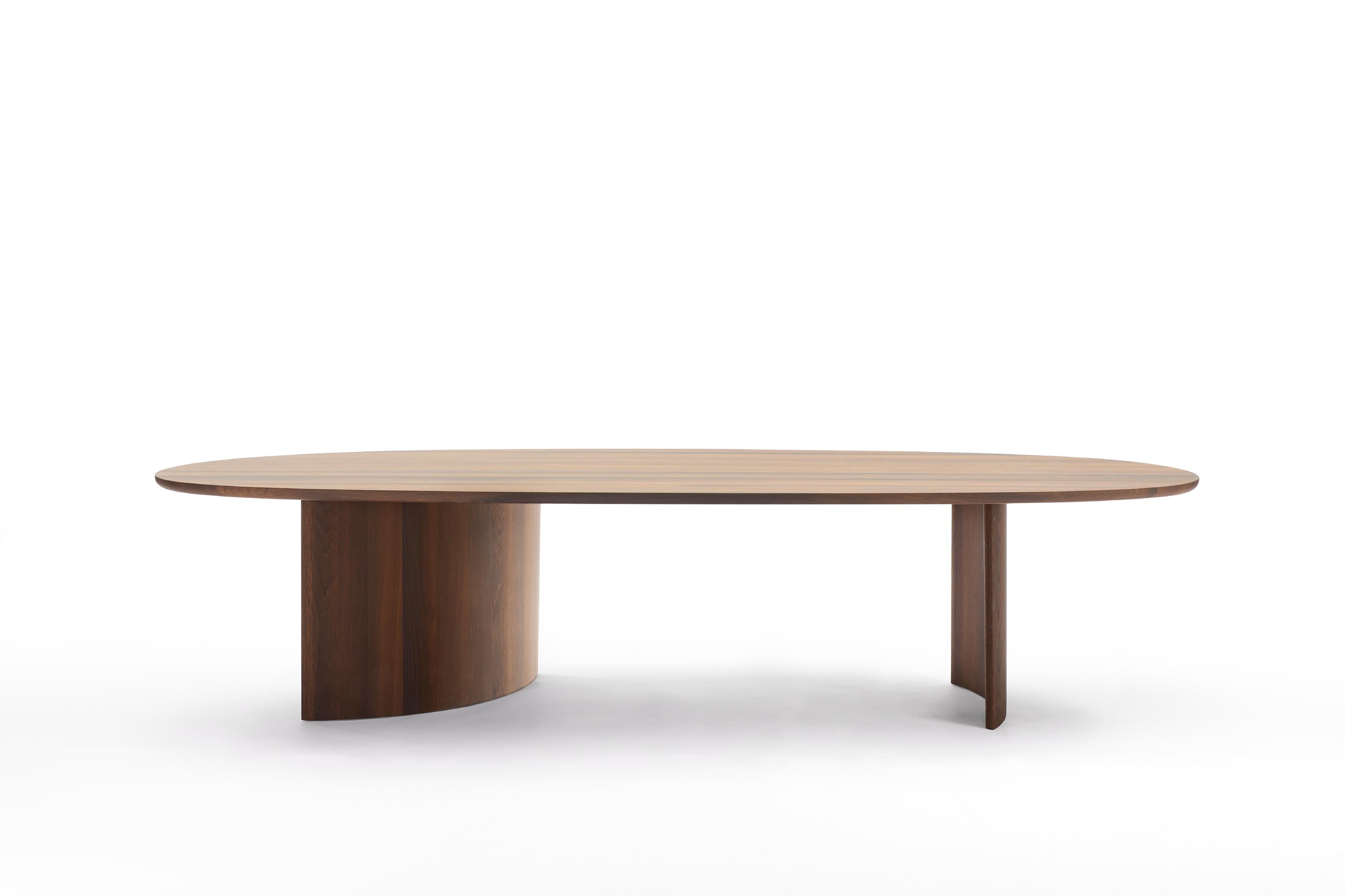 Celebrated designer Sabine Marcelis introduces a new product: the Dew dining table. Dew marks a departure for Sabine. She’s translated her unique form language into a wooden object, resulting in a sculptural object composed of simple organic shapes.