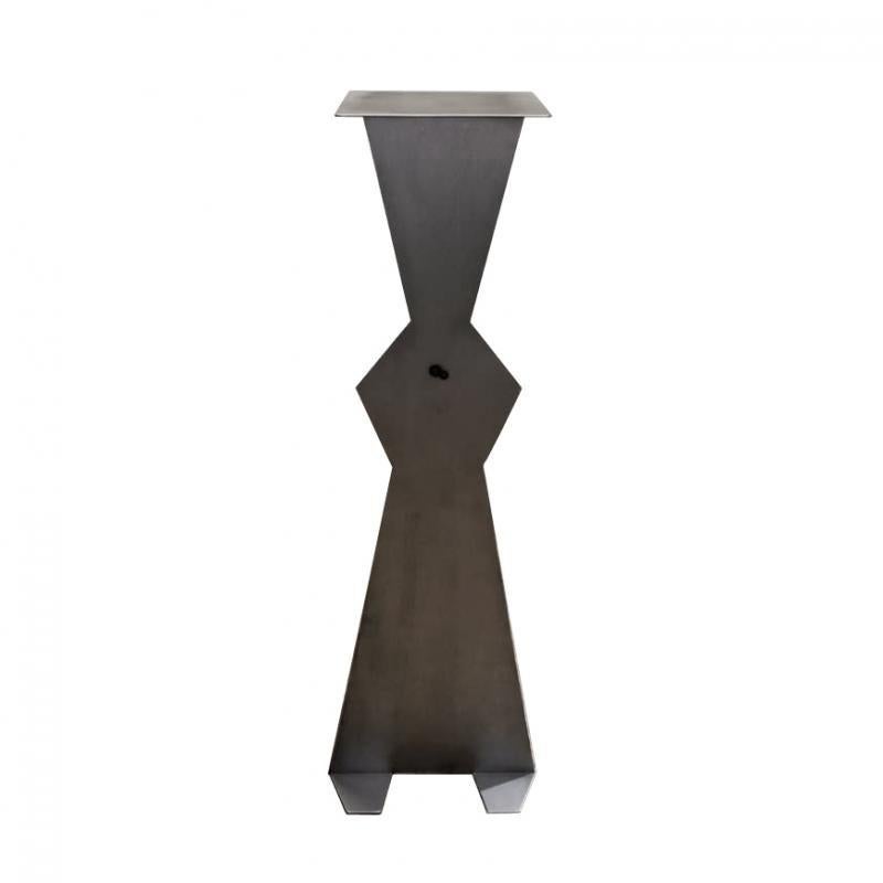 Porte-vase Flagellé Arco d'Orizzonte conçu par Raffaello Biagetti et produit par Memphis Post Design en 1999. Appartenant à la collection 'Lamiere Crude' de Raffaello Biagetti, cette collection est en mesure d'ouvrir un tout nouveau scénario