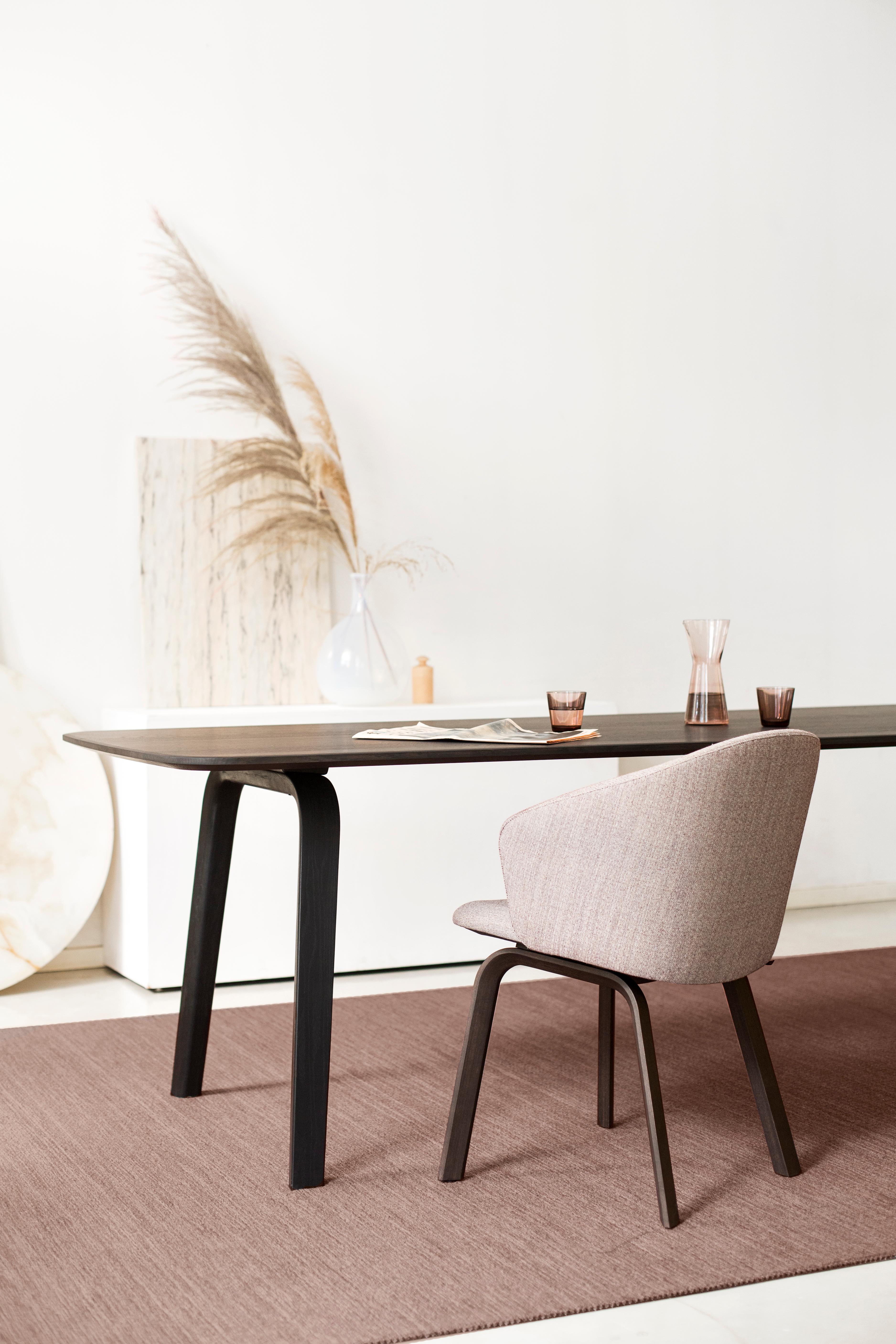 Der von Gudmundur Ludvik und Arco Design Studio entworfene Tisch ist in zwei Varianten erhältlich: Holz und Stahl. Das wesentliche Holz besteht aus einer Tischplatte aus Massivholz (Eiche oder Nussbaum) auf einem Sperrholzgestell (Buche mit