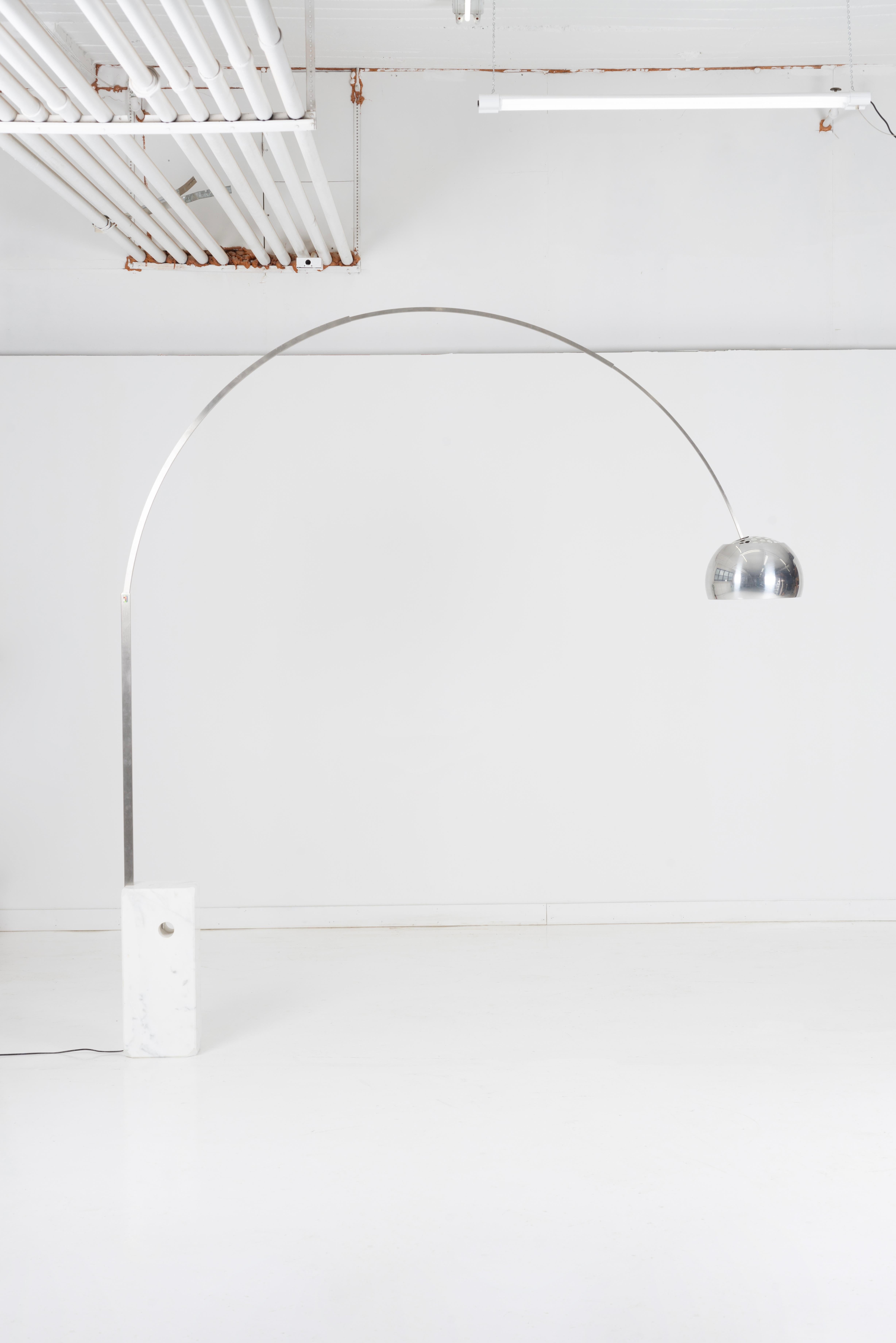 La lampe Arco, pièce emblématique du design moderne du milieu du siècle, a été conçue par les designers italiens Achille et Pier Giacomo Castiglioni en 1962. Ce lampadaire innovant et élégant est doté d'une arche en acier inoxydable courbée et