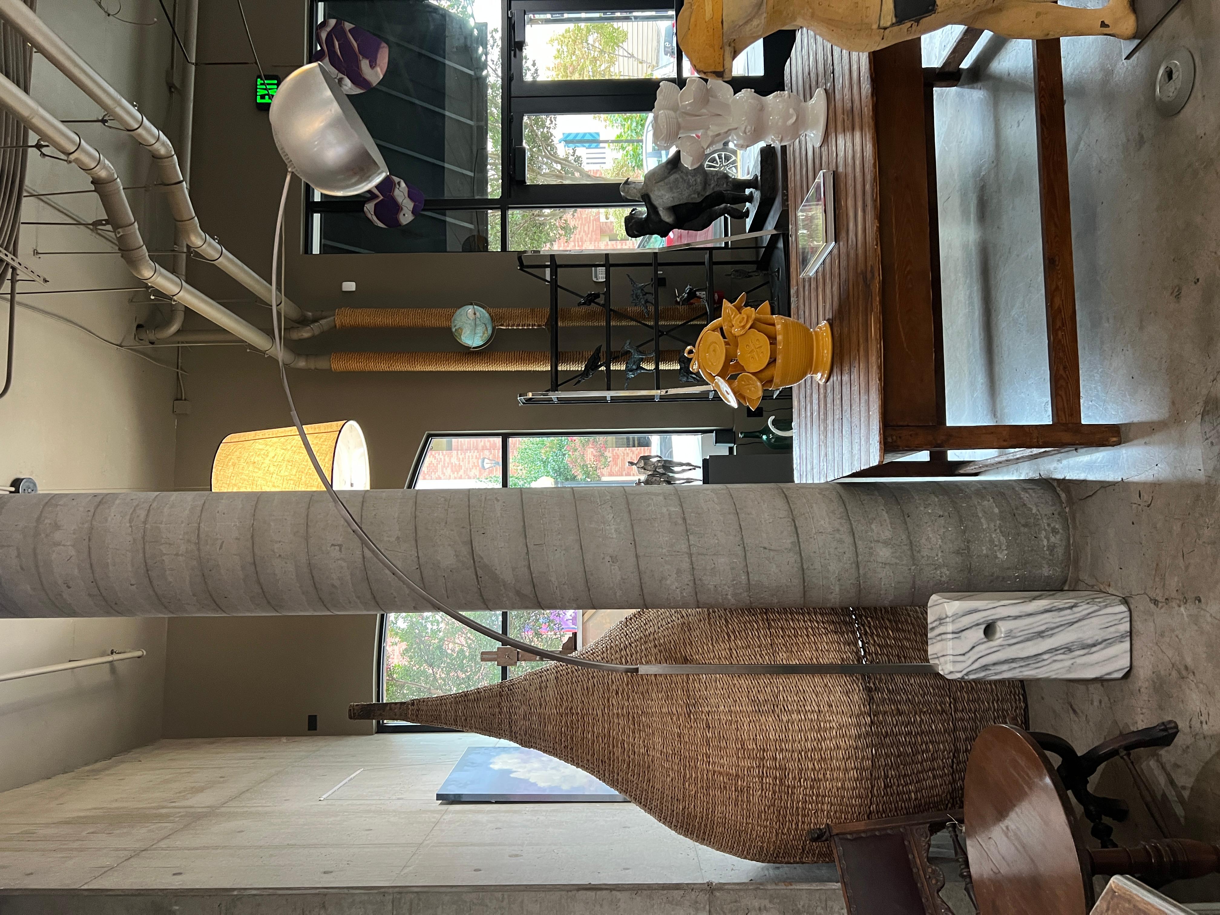 Design/One Achille & Pierre Giacomo Castiglioni, 1962
Alluminio, Marmo, Acciaio inossidabile
Prodotto in Italia da Flos


La lampada da terra Flos Arco, progettata da Achille e Pier Giacomo Castiglioni nel 1962, è un classico del design moderno che